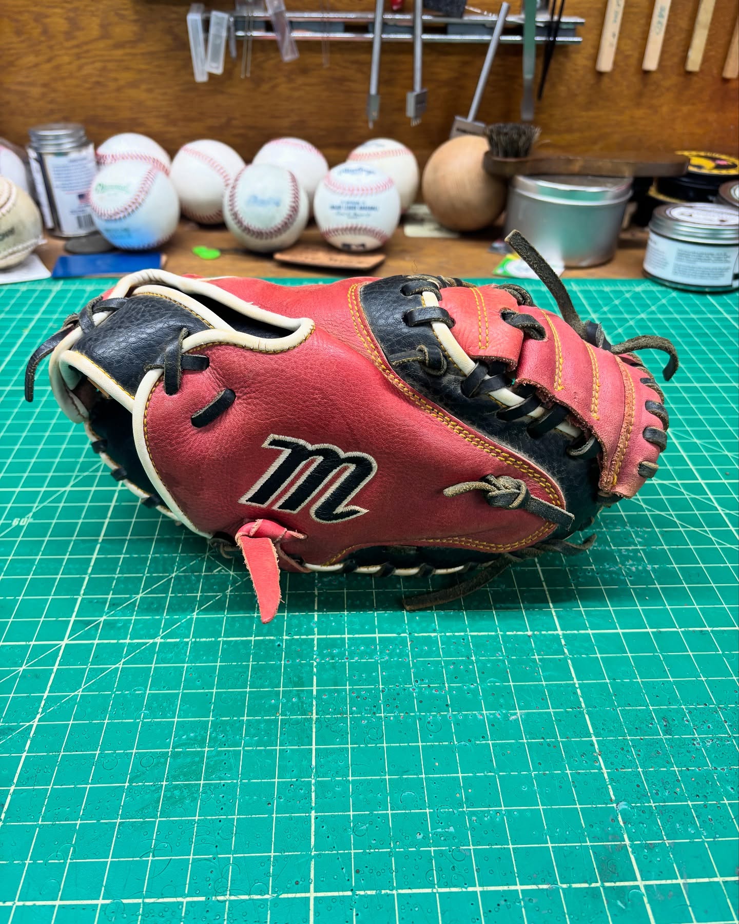 The first one of 4 catchers gloves I’ve picked up for testing. Luckily some young catchers need gloves and I’ve had some questions about what might be a good catchers glove for this age group. So the next few catchers gloves will get the full break-in treatment with shock pads installed. Might as well go for it right? Stay tuned…..
#marucci #coloradoleatherbalm #ballplayersbalm #buyfastpitchgloves #flatbillbaseball #makingyourglovegreatagain #staygrassy