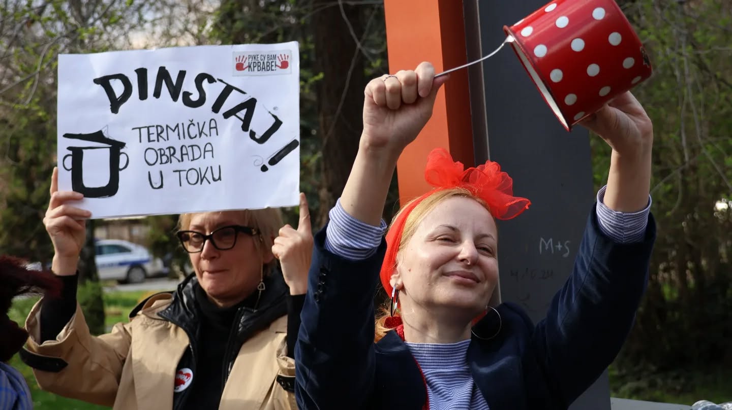 - FESTIVAL DINSTANJA - POZIV NA ZBOR GRAĐANA! -Ove nedelje održan je Festival Dinstanja u Temerinu. Prvo je održana sada već šesnaestominutna tišina na kojoj su se pridružili gosti iz Srbobrana i Gospođinaca. Nakon tišine otpočeo je program i govorili su studenti i đaci, o svojim iskustvima u blokadama, kao i neprijatnom iskustvu sa "zvučnim napadom" na protestu 15. marta. Zatim se prešlo na kotliće u kojima su se dinstale razne stvari. Najpopularnije jelo je možda bila "Koruptivna žaba" - recept prenosimo delimično: - Sastojci su: žaba, korupcija, sns, rts, pink, informer. Zatim se jelo kuva na najtišoj vatri kako žaba ne bi pobegla. Nakon toga dodaju se Vesićeve suze, redak začin, može samo u Trstu da se nađe. Ako je jelo suviše retko dodaje se čisto belo Kolumbijsko brašno tip 500, uvoznik za Srbiju Dragan J Vučićević. Bitno je da se sve vreme meša da ne zagori, jer Zagorka zna da se ućuti i to zna da pokvari jelo, a i teško se pere - šerpa tj. Nakon toga može da se servira.-
Međutim ovo krčkanje morao je da prekine "sanitarni inspektor" Božidar Caričić jer u Temerinu voda koja se koristi nije zdrava za ljudsku upotrebu, iako su je građani platili kao takvu i za ovo dinstanje. Božidar Caričić je građanin u penziji iz susednog Ravnog Sela, koji muči sličnu muku sa vodom kao i Temerinci, i čovek je koji je prvi dobio sudsko rešenje da ne mora da plaća vodu koju mu isporučuje vodovod jer ona nije zdravstveno ispravna.
Nakon ovog prekida na programu festivala govorio je još i profesor istorije u Tehničkoj školi "Mileva Marić" Ivan Pivnički, poznat po svojim inspirativnim govorima na javnim časovima tokom redovnih petnaestominutnih blokada ispred škole.
Uprkos kiši, publika je odslušala ceo njegov govor.
Za kraj dobošar je na srpskom i mađarskom pozvao sve građane Temerina da se pridruže prvom zboru građana opštine Temerin, 6. aprila, u nedelju, u Sali Kulturnog centra (bioskop).
Pozivaju se svi građani opštine da kao slobodni i jednaki ljudi, izraze svoje mišljenje, diskutuju i glasaju kako bi zajedno rešavali goruće probleme u kojem se nalazi kako šire društvo tako i lokalna zajednica. Pridružite se!!!
#dinstanje #temerin #zbor #pumanje