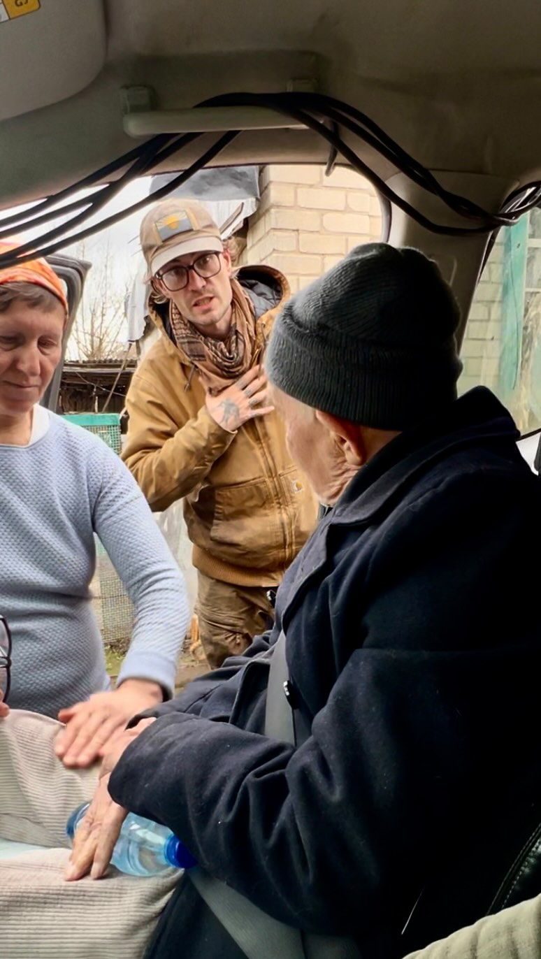 🚨 Evacuating 71-year-old Dmytro from the frontline in Siviersk Region to Kramatorsk. From there, @east.sos.ua will help him reach Dnipro to reunite with his son and daughter-in-law. 💙💛
Here’s @hermes_pichon explaining the next steps and making Dmytro as comfortable as possible. It’s a tough goodbye for his niece and her husband, who have chosen to stay behind. 😢❤️
#evacuation #humanitarianaid #support #togetherwestand #volunteer #warinukraine