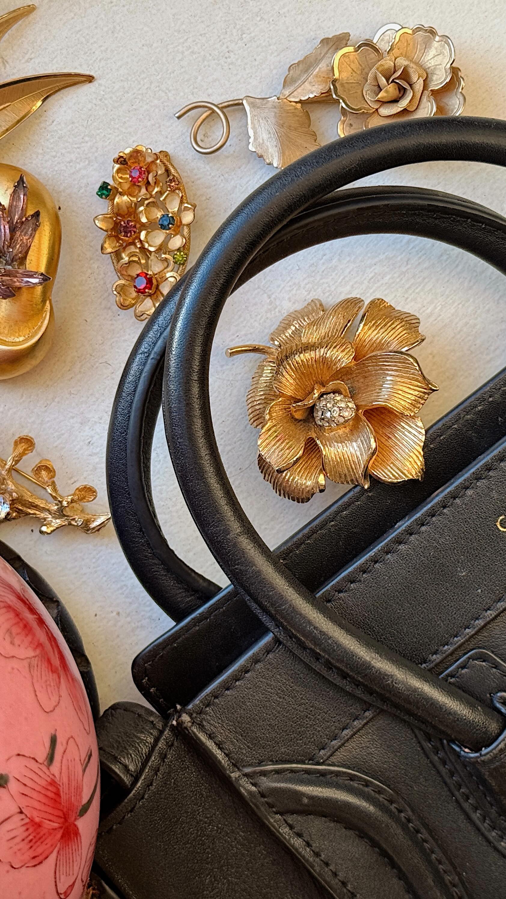 A little late posting but… hit the jackpot with brooches thrifting in NYC this week!
📍Chelsea Flea & E14th Flea Market
#nyc #shoppingnyc #chelseafleamarket #thrifting #thrifthaul #brooch #vintage