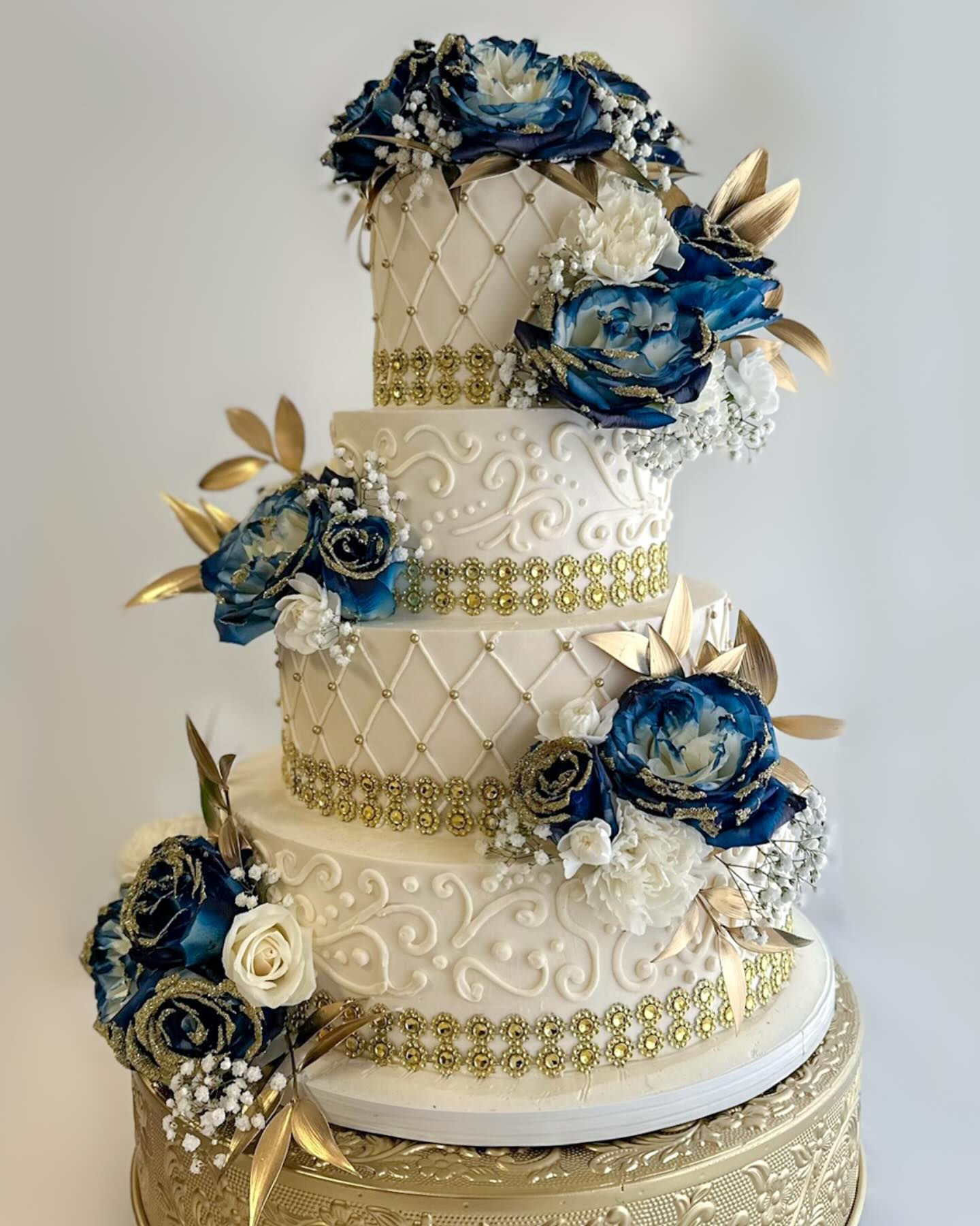 An elegant cake fit for a princess
#quinceaneracake #sweet16cake #debutcake #weddingcake 4tiercake #blueandgoldcake