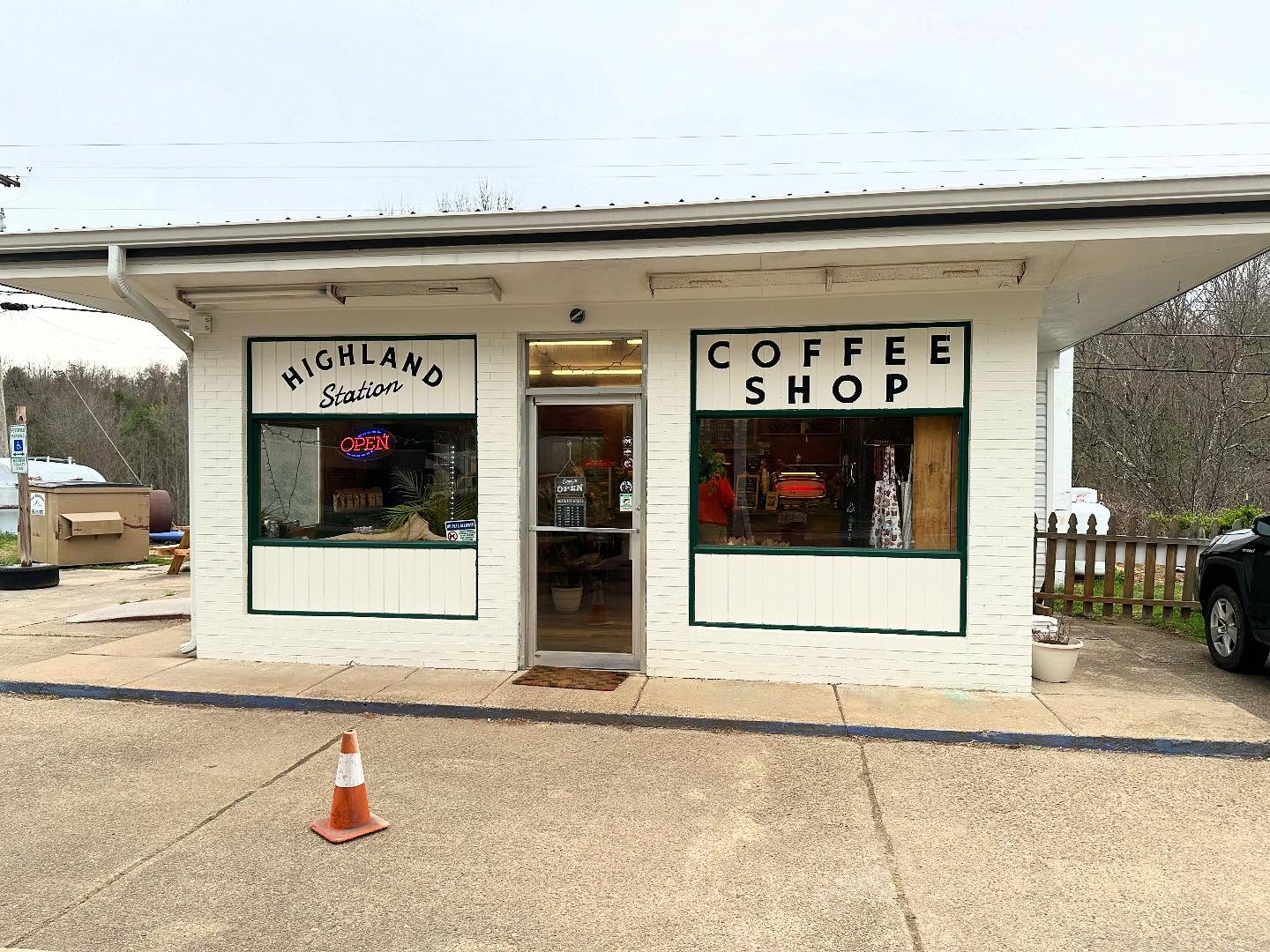 I’m excited to announce you can now get grab and go flowers at Highland Station Coffee in Marshall! I’m grateful to the new owners for this new partnership and their support of my small business. If you haven’t been in there recently, GO! Best empanadas anywhere and a variety of delicious coffee drinks. Now open 7 days a week!
