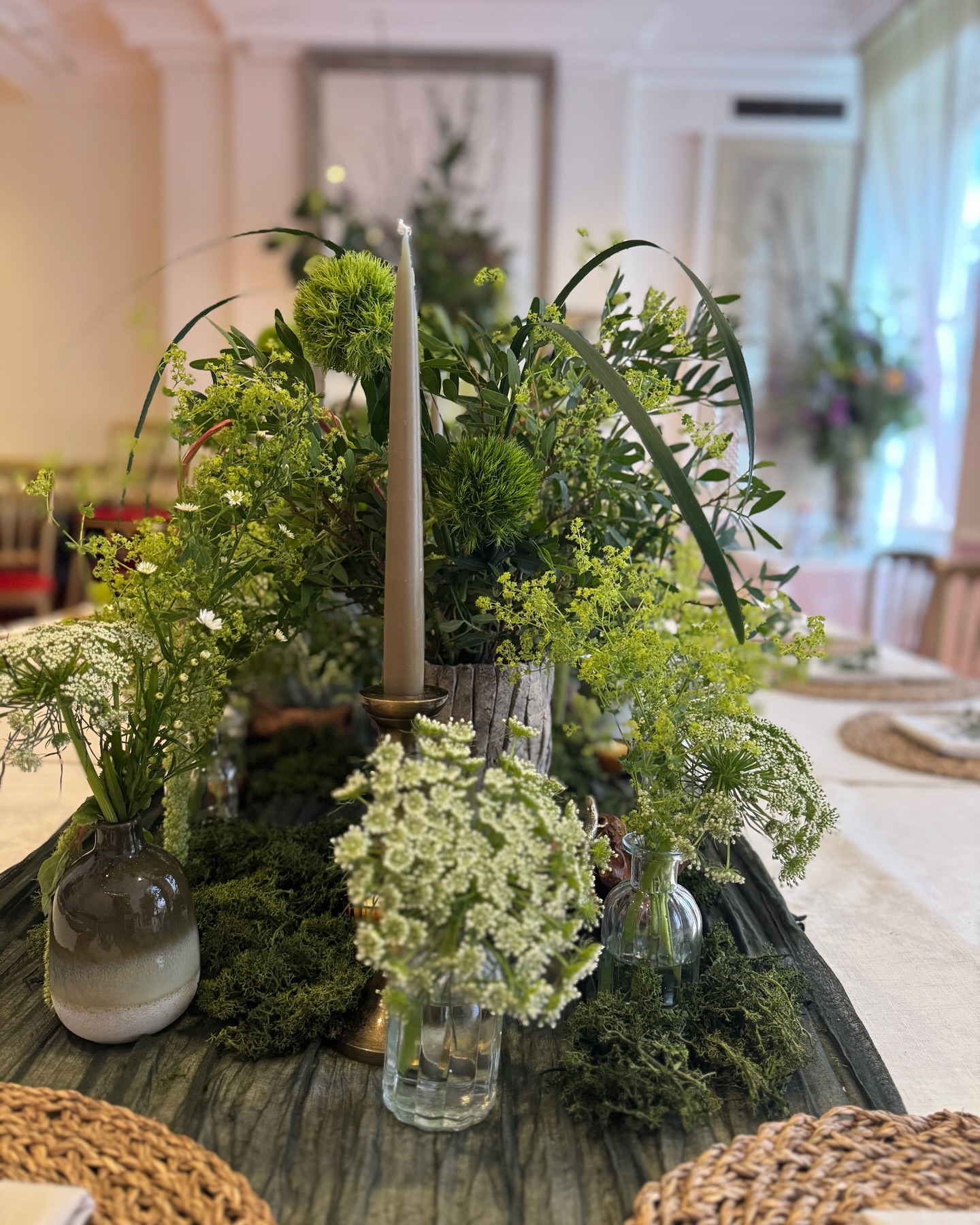 Layers upon layers of lush foliage brought this swamp-inspired vision to life! 🌿 From textured ferns to wispy Queen Anne’s Lace, we created depth and movement, making the table feel like a scene straight out of nature. The perfect blend of wild and refined!
Restaurant @gauthierinsoho
Event planner @threelittlebirdseventsltd
#CushteTablescapes #BotanicalBeauty #swamptheme #privatedining #tablescaping #bespoketables #foliage #greenery #babyshowerthemes