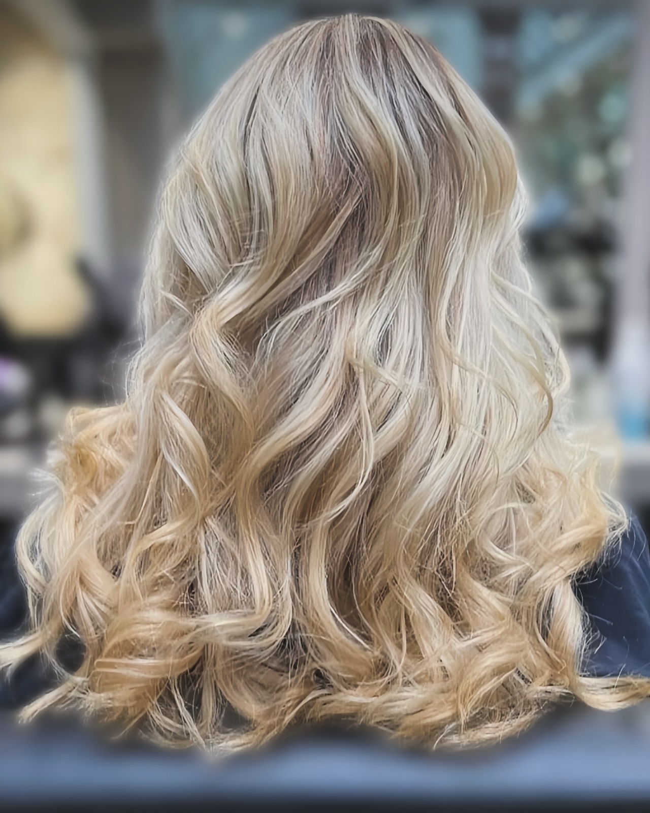 ✨Vue de dos, mais toujours en avance. 💛 #BlondeVibes #GoldenGlow #ParisHair #HairstylistParis #LuxuryHair #BalayageExpert #InternationalStylist #HairGoals #ParisianBeauty #BlondePerfection”