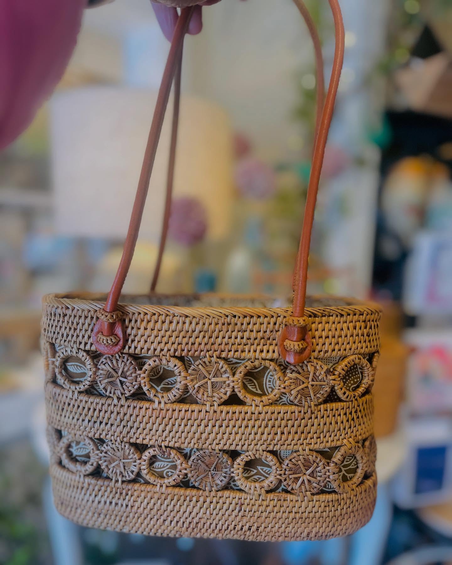 We have brought back your favorite hand woven bags! Check out the new designs! Perfect for warmer days ☀️
Available in the shop and online!
#summeriscoming
#canthavetoomanypurses
#thenestonmainbelair