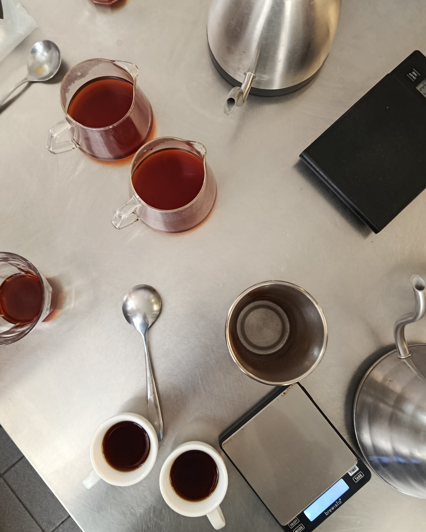 Extraits des coulisses de Mars (quel mois !!🤩)
(1) Formation filtre pour les équipes de @dose.paris
(2) Strada X @lamarzoccofrance (à découvrir bientôt à Paris ✨)
(3) Vos commandes en cartons 📦
(4) Notre éthiopien anaérobique nature Ayele Tulu chez @casa_cafe_paris 🍍🍓🍫
(5) Déjeuner majestueux chez les amis de @restaurant.dandelion
(6) L’incontournable Bule Hora, Guji, Ethiopie 🍓🍒🍬💐
(7) Notre contrôle qualité du mercredi fait avec amour❣️
(8) Nouvelle récolte en avant-première du Vietnam avec @zanyacoffee ! Heureux de poursuivre cette belle collaboration pour la deuxième année consécutive 🫶🏼
(9) Passage chez @ojjjoparis, où accueil, sourire et bons cafés sont au rdv ☺️
(10) Analyse sensorielle et formation barista avec l’équipe @keili_paris
(11) Des nouveautés, très bientôt ❤️🔥