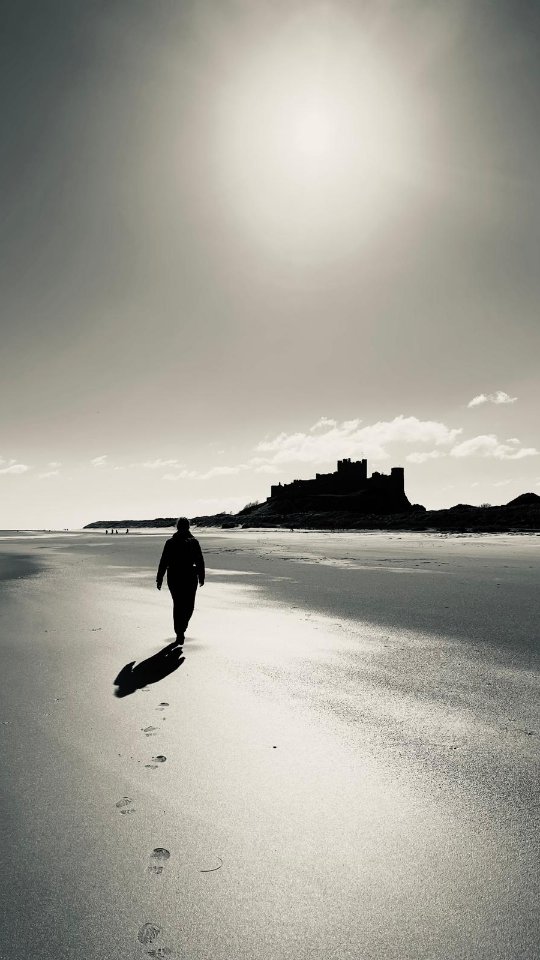 I've graduated to my 4th decade
And in honour of this, I've escaped to the history-rich Northumberland. I've wanted to get up this way since 2018. It's absolutely stunning in a completely unexpected way. So rugged, inhospitable. The coastline is beautiful but ruthless. The tide is extremely volatile, the winds whip around the headlands enough to give you whiplash, and the sand storms are otherworldly. I love it.
#Northumberland #Bamburgh #bamburghbeach #bamburghcastle #lindisfarne #holyisland