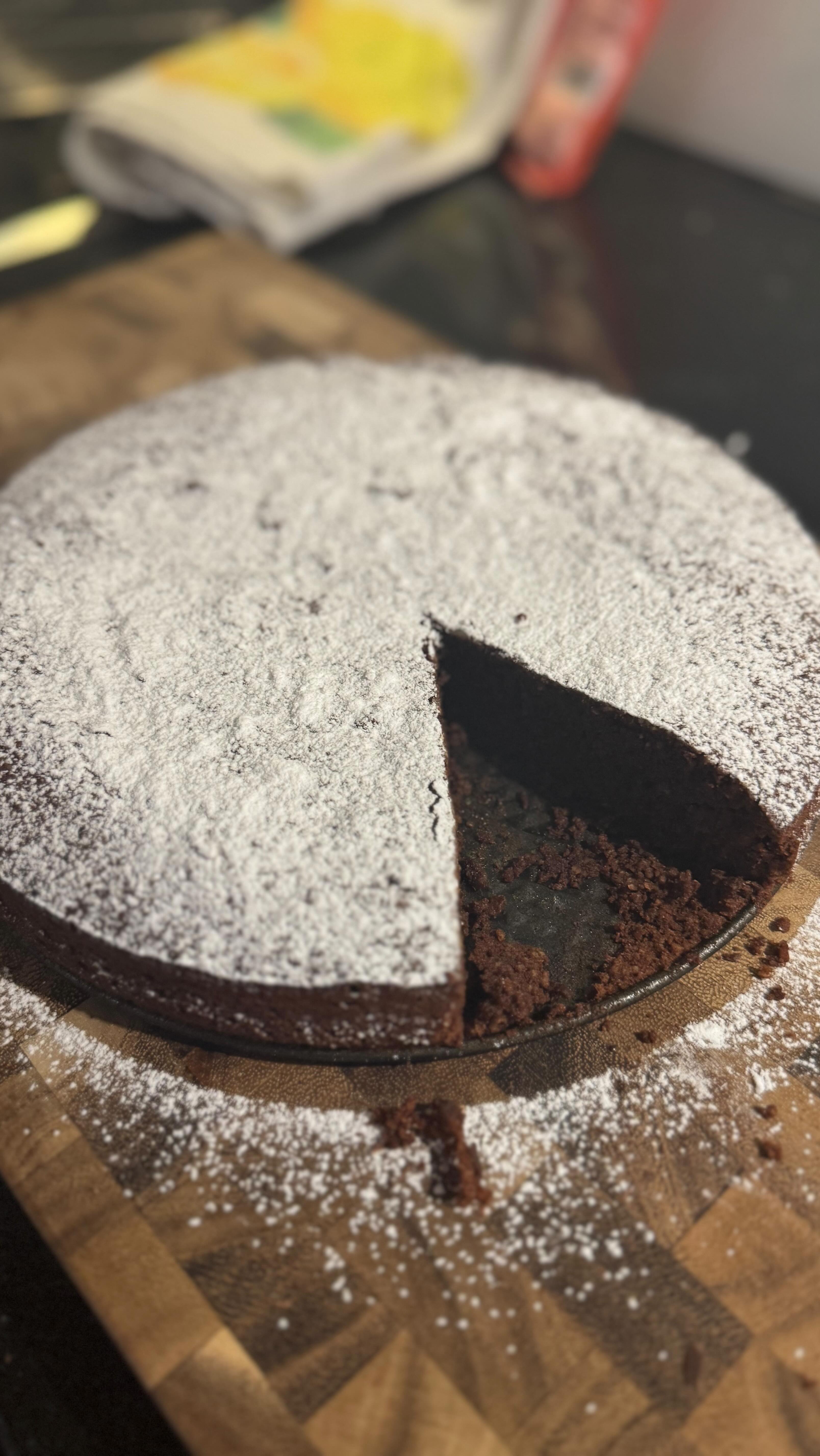 Torta Caprese 🍫
Ingredienti:
200 g di cioccolato 80%
160 g di zucchero
5 uova
1 pizzico di sale
Un po’ di fava tonka
200 g di burro
280 g di mandorle tritate
Preparazione:
Sciogliere il cioccolato con il burro.
Montare gli albumi a neve ferma con un pizzico di sale.
Sbattere i tuorli con lo zucchero e la fava tonka fino a ottenere una crema chiara e spumosa.
Aggiungere il cioccolato fuso con il burro e incorporare le mandorle tritate.
Unire delicatamente gli albumi montati e mescolare dal basso verso l’alto.
Imburrare una teglia e cuocere in forno preriscaldato a 180°C per 20-25 minuti.
Lasciare raffreddare, spolverare con zucchero a velo e servire.
•
•
#torta#chocolate#baking#recipe#ricetta#foodie#food#cooking#easy#homemade#cake#tortacaprese#italian#italy#mangiare#backen#rezepte