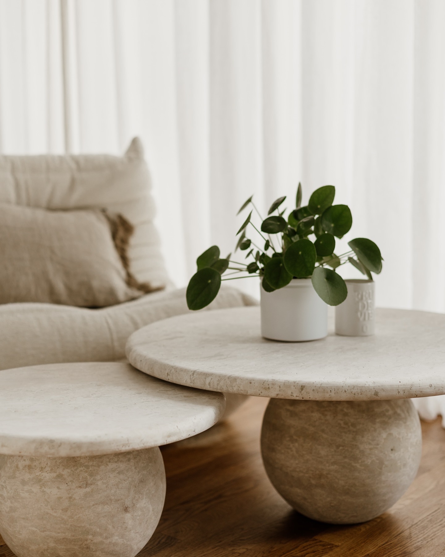 - ROSE - ✨
Votre favorite de cette nouvelle collection ! 🫶🏼
📸 @coralielescieux 🤍
•
•
•
#mada #madaliving #travertin #home #amenagementinterieur #reno #instagram