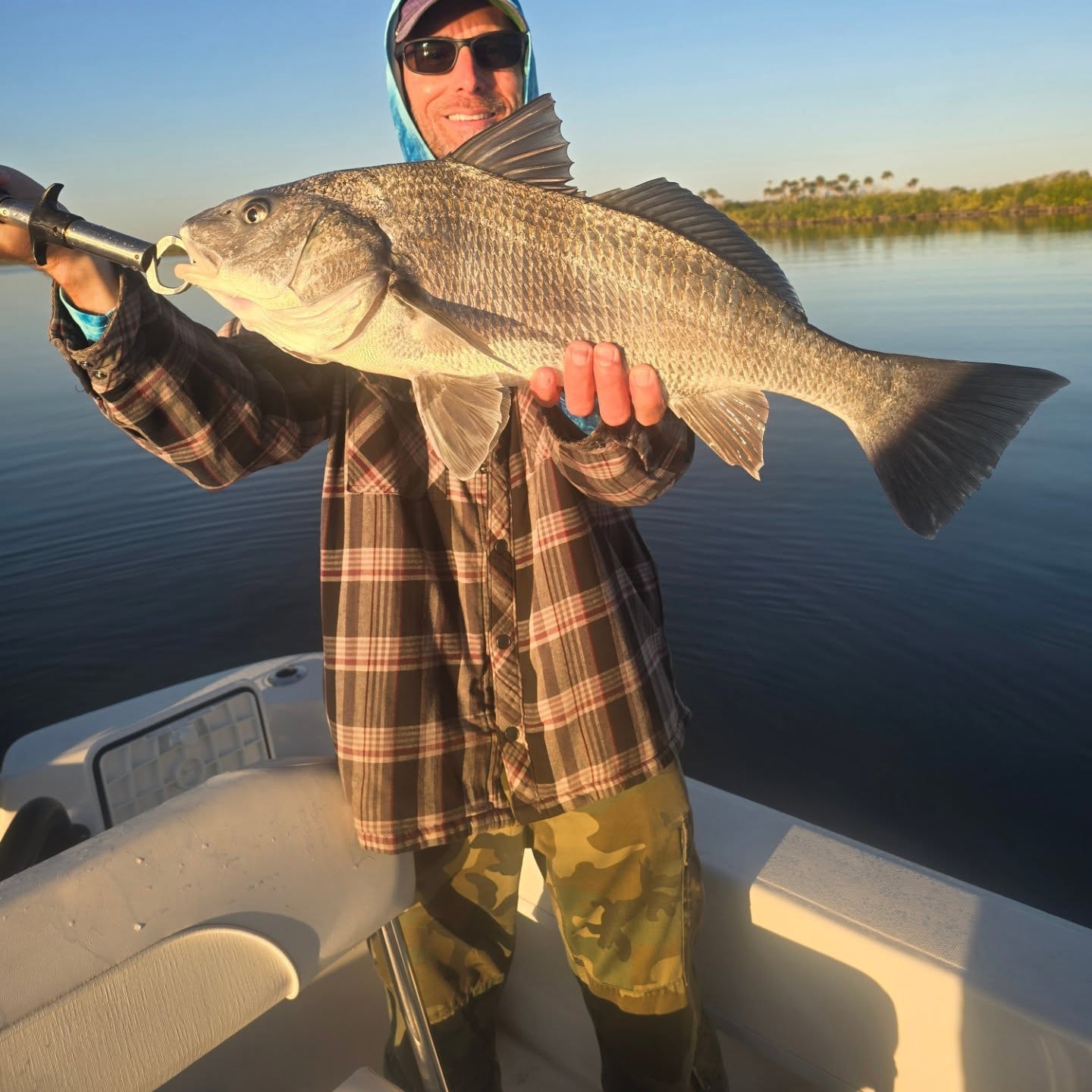 Great day with Long friends and clients!!!!!! #buckedupapparellc #coderedfishingcharters #floridalife #floridafishing #floridafishingproducts #newsmyrnabeach #mosqutiolagoon #4horsemancorks #rticcoolers #coderedfishingcharters www.coderedfishingcharters.com