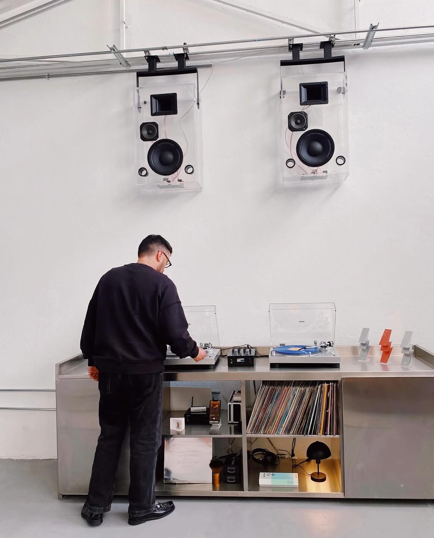 Design studio @folk_estudio in Colombia 🔥💿
Repost @juansebg
👉🏼 Follow @doyouspin for more
👉🏼 Follow @doyouspin for more
👉🏼 Follow @doyouspin for more
DM for submission & Email for promotion 📩
#rotarymixer #technics #djsetup #vinyldj #rominimal #classicdj #classicmixer #boutiqemixer #hifi #audiophile #hifidj #djlife #vinyljunkie #vinyladdict #technics1210 #sl1200 #doyouspin #djdesk #djbooth #listeningbar #recordstore #vinylonly #djculture