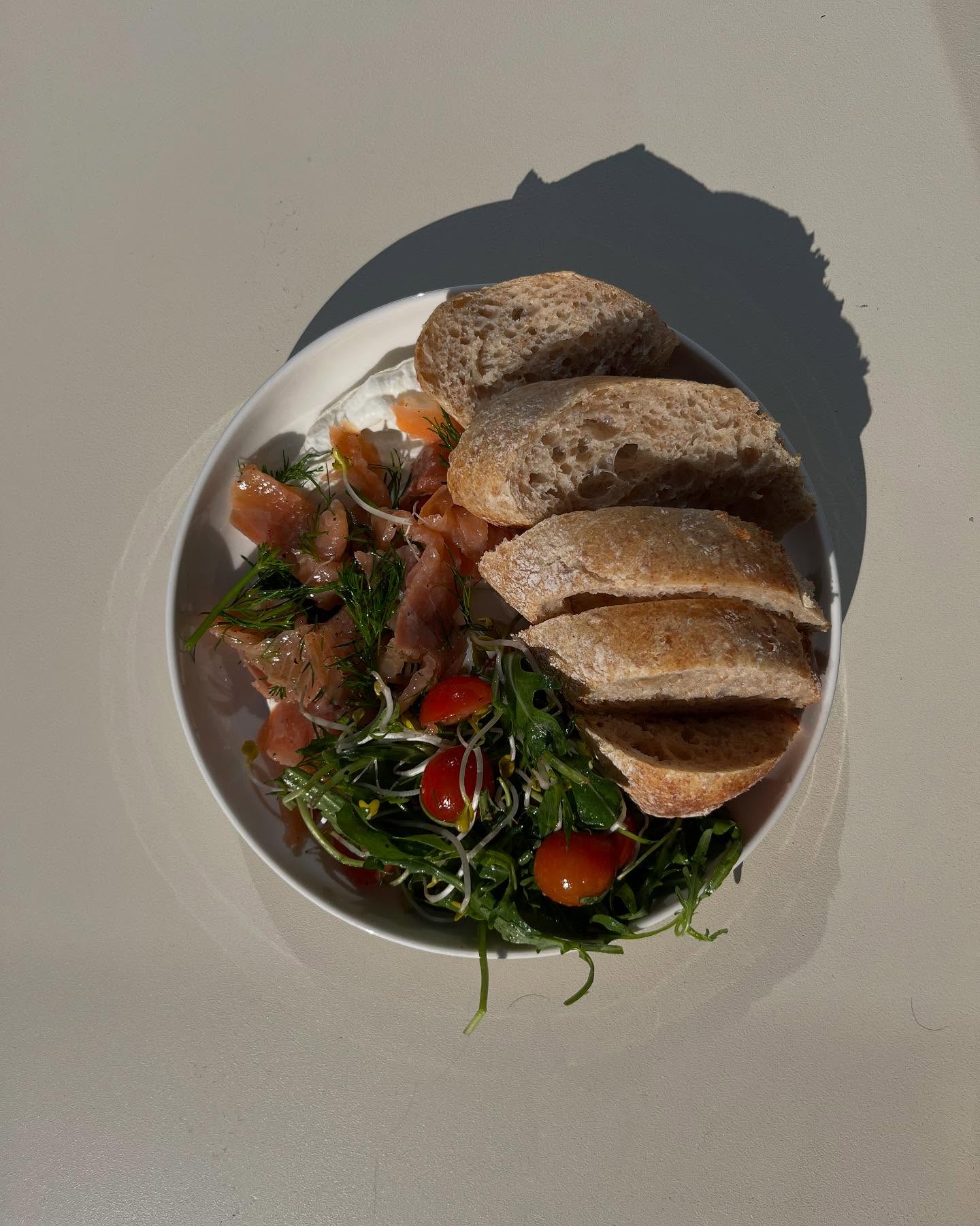 Wat is de lente zonder frisse gerechtjes?
Test onze zonnige zalmsalade vanaf vandaag 😎
Het geheim ingrediënt is de smaakmakende volle platte kaas van de @melkerhei 🐮
@kortomleuven #coffee #salmonsalad #cappuccino #leuven #koffiebar #coffeeandwine #spring