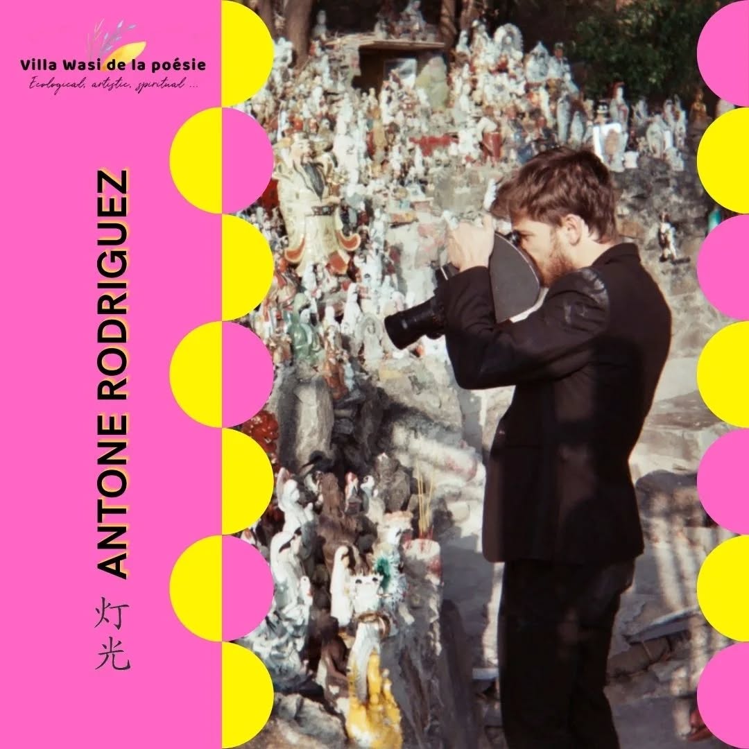 🌿 Antone Rodríguez vive y trabaja en Bruselas y ha dirigido varios cortometrajes. Poco a poco, abandonando una práctica puramente cinematográfica por una práctica plástica, reintegra cuestiones conceptuales, narrativas y formales, surgidas y codificadas por el cine, en dispositivos escultóricos y de instalación. El participó en la residencia "Panal de arte" en Quito y en la V Bienal de Marrakech.
🌿 En residencia en @villa_wasi_de_la_poesie_ , Antone trabajará en una colección de #poemas y una investigación visual y cinematográfica con su cámara de 16 mm, para crear una instalación donde un bosque de proyectores pudiera recrear algo del #Amazonas