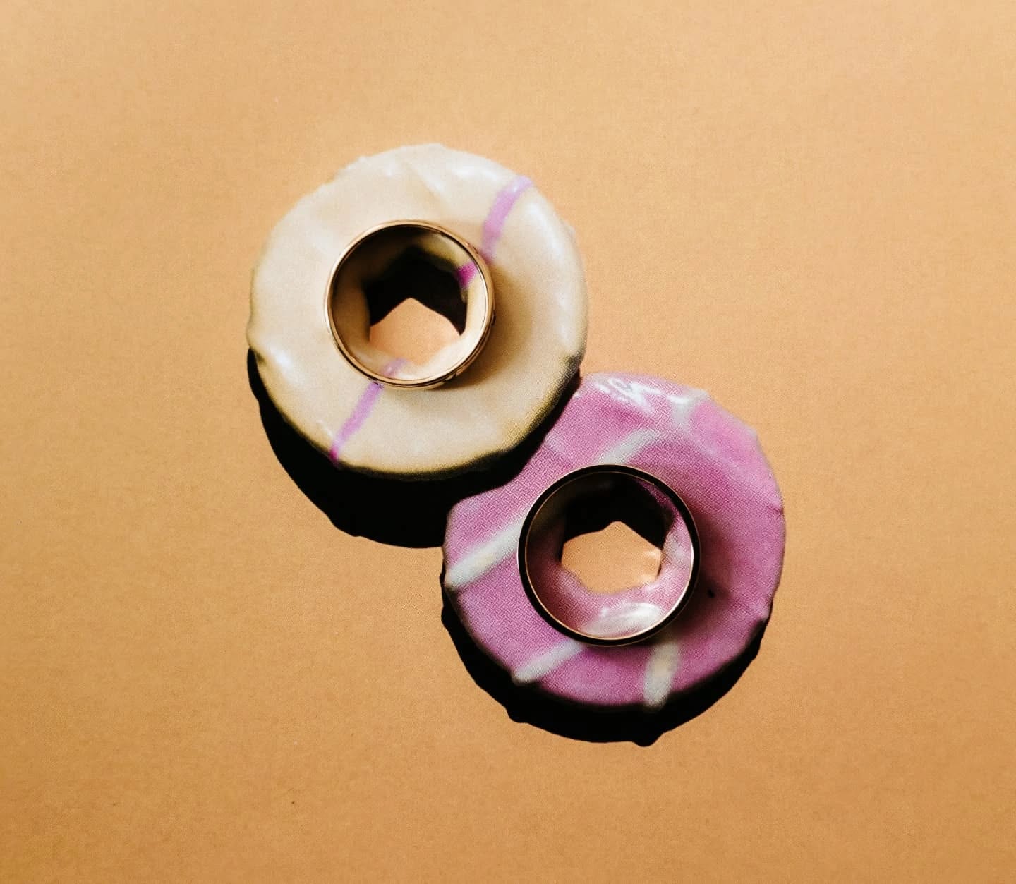 Wedding rings, always a sucker for a new and interesting place to photograph them. (As was my amazing second photographer @nickisheaphotography with some party ring morning prep.) Which is your fave?...