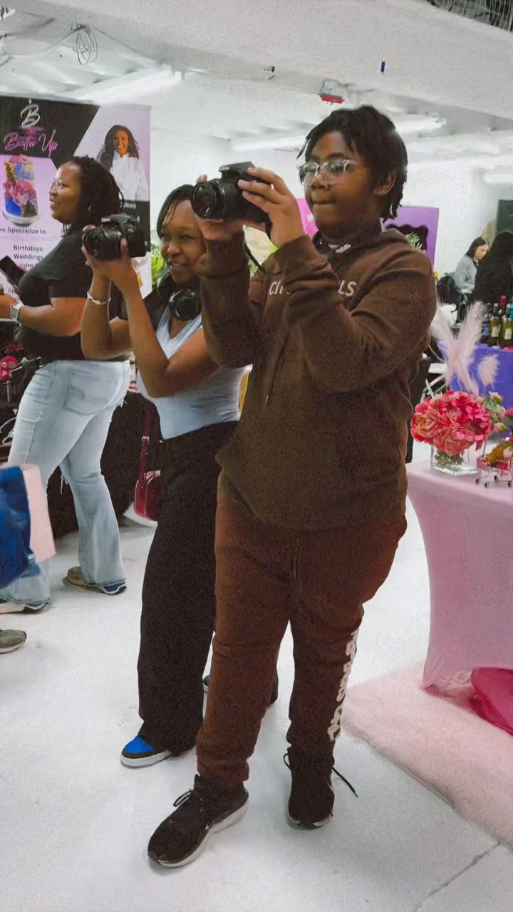 📸✨SP25 Youth Workshop✨📸 ⬇️
🌟 Day 3 we had our first field trip to attend the “Flowers for Her” marketplace! Our students were able to practice both event, product, & portrait photographer by capturing guests, vendors/their products, and portraits at the designated photo stations. 📸
🌟 We sincerely thank @rickycodiofoundation & @mqfactory for welcoming us & our group of 15 students. We received a lot of positive feedback from guests & vendors about our student’s professionalism, we couldn’t have been more proud! 😊
- - - -
🌟 Do you have a preteen/teen interested in photography? Sign them up for our Youth Photography Workshops! With our continuous partnership with @urbanartgallery, we’ve been able to provide free youth photography classes for the past 2 years! 🎉🌟
💻 Subscribe to our newsletter to learn about future workshops (Link in Bio)! 🌎
•
•
•
#DBMVisionaries #UrbanArtGallery #MQFactory #RickyCodioFoundation #FlowersForHerMarketplace #WomensHistoryMonth #YouthPhotographyProgram #Day3 #Excitement #NervousButReady #CaptureTheMoment #PhotographyJourney #PhillyPhotographers #AspiringPhotographers #YouthPhotographers