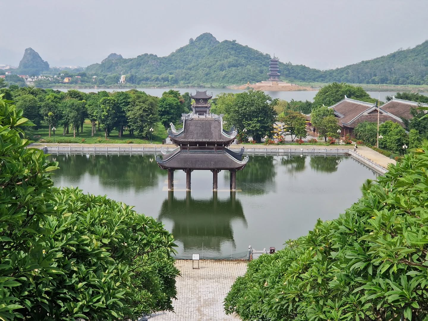 Exploring Bai Dinh Pagoda - Vietnam's largest Buddhist complex 🇻🇳
One of our favourite things we saw in Vietnam. Have you been?
#vietnamtravel
#ninhbinh
#baidinhpagoda
#backpacking
#turastales