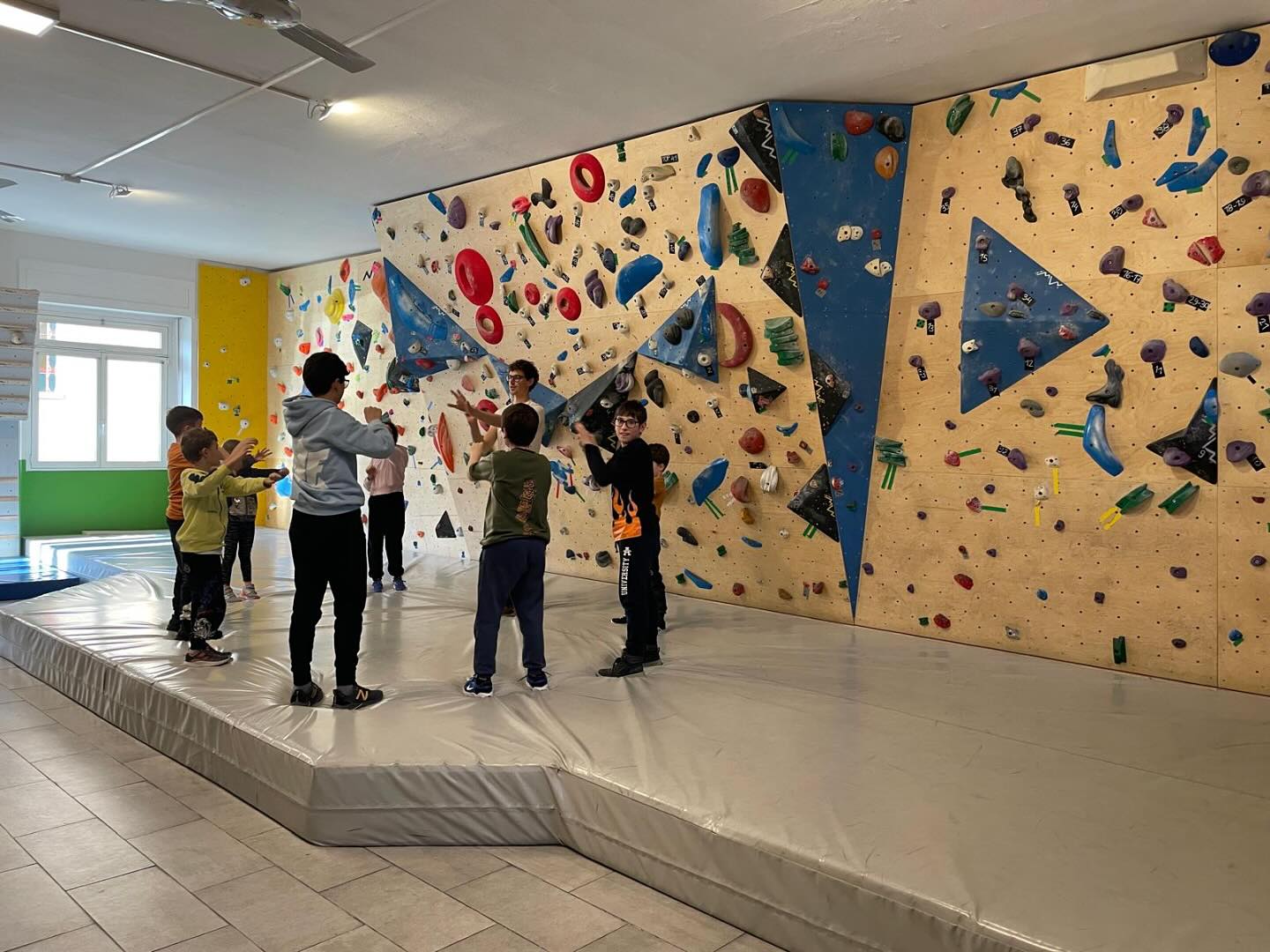 Al via il Corso di arrampicata Boulder per bambini 🧗🏻♂️💥
Grazie alla guida @marcozan96_a.guida_alpina 💪🏼
