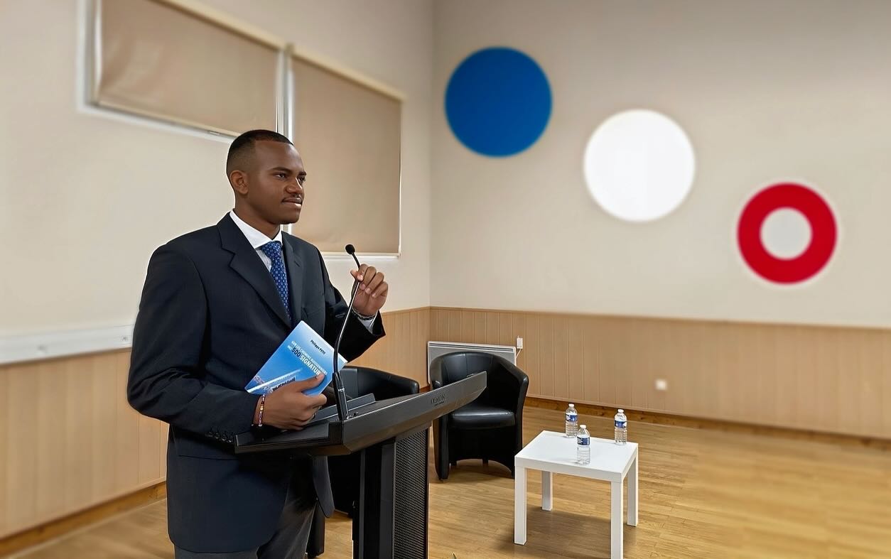 À Mazerolles, pour parler des territoires et de la nécessaire refonte des relations entre le centre, la périphérie et l’ultra-périphérie.
Lors d’une conférence et d’une table ronde, j’ai eu l’opportunité d’échanger avec des élus et anciens élus, des acteurs locaux et des citoyens engagés sur un sujet essentiel : l’avenir de nos #collectivités et l’équilibre des relations entre Paris et le reste de la France.
Depuis plusieurs décennies, notre pays a fait le choix de la #décentralisation. Cette évolution a permis aux #territoires de gagner en #autonomie, d’exercer davantage de #compétences et de rapprocher certaines décisions des citoyens.
Un progrès indéniable.
Mais si le pouvoir de décision est mieux réparti, une #inégalité de fait, que j’appelle aussi « inégalité de destin », persiste.
En effet, une grande #métropole et une petite #commune #rurale ne disposent pas des mêmes ressources, notamment fiscales.
De même, un territoire insulaire, une zone de montagne ou un bassin de vie en reconversion industrielle ne sont pas confrontés aux mêmes contraintes.
Ces disparités entretiennent une sorte de fracture territoriale, puisque certaines collectivités ont la capacité d’#investir, d’#innover et d’offrir des #services #publics de qualité, tandis que d’autres peinent simplement à maintenir leurs #infrastructures de base.
C’est à l’État de corriger ces déséquilibres et de pallier ces « inégalités de destin ». Il ne suffit plus de donner aux collectivités un pouvoir de décision, il faut leur garantir les moyens réels d’exercer ce pouvoir efficacement.
Je crois que cela passera par une meilleure péréquation financière, un accompagnement renforcé et une attention particulière apportée aux territoires les plus vulnérables.
Assurer l’équité entre les territoires, c’est garantir à chaque citoyen, où qu’il vive, les mêmes opportunités et les mêmes droits. 🇫🇷
