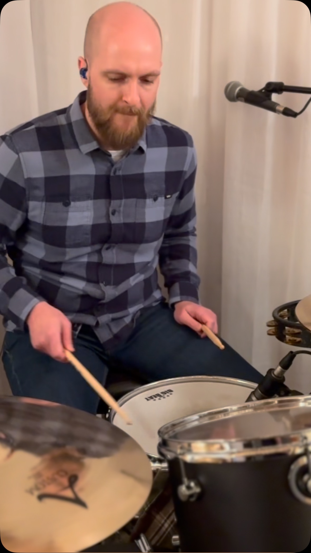 POV: you’re trying to fit 3 hours of setlist into a 1 hour practice 😅
We’re onstage next Thursday April 10 at @broadwayroxy - no cover and normal tempo music! Can’t be beat.
#newmusic #band #americana #folk #rockandroll #lowfiveband #lowfive #coloradomusic #reels #songwriter #newmusic #gibson #drums #guitar #fast