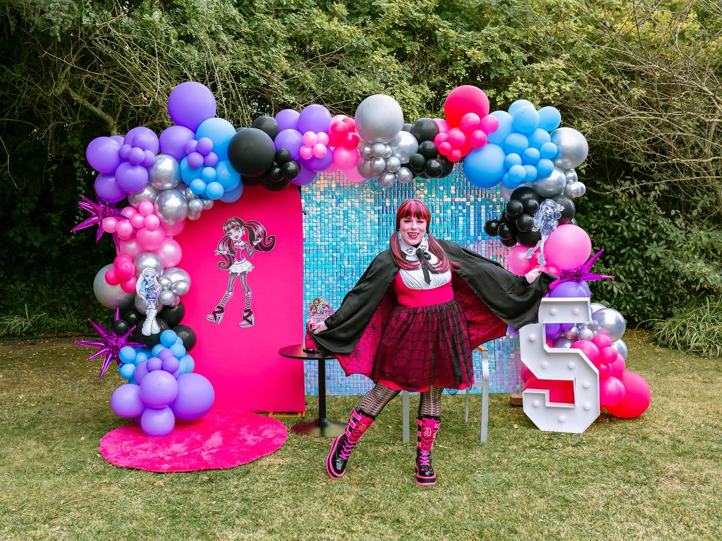This pink Vampire just LOVES to party💖✨
…
Would you like this cute monster to fly on over to your next fangtastic celebration?🦇
Visit www.prestigeprincess.com and click “Book” button to send in a character request!💖✨
…
Backdrop & Balloons: @popofdecorevents @popofdecorballoons
Photographer: @thalitamanginphotography
Character: @prestigeprincesses
…
#monsterhigh #draculaura #monsterhighparty #kidsparty #kidspartyideas #southbaymoms #southbaykids #partyprincess #monsterhighdraculaura #draculauracosplay