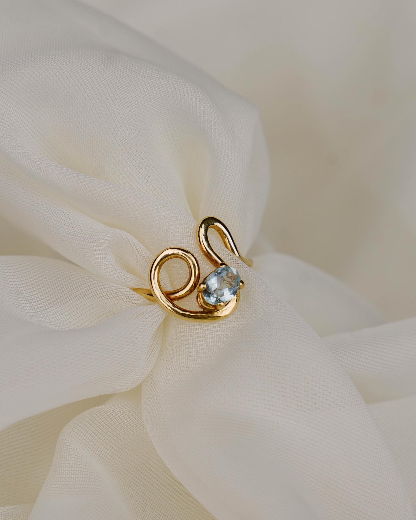 Just added this beauty to my website!! I’m so obsessed I wear it alllll the time 😍 Let me make one with the gemstone of your choice!!
#customjewelry #handmadejewelry #metalsmithing #jewelryshop #jewelrydesign #shopsmall #smallbusiness #gemstonejewelry #aquamarinejewelry