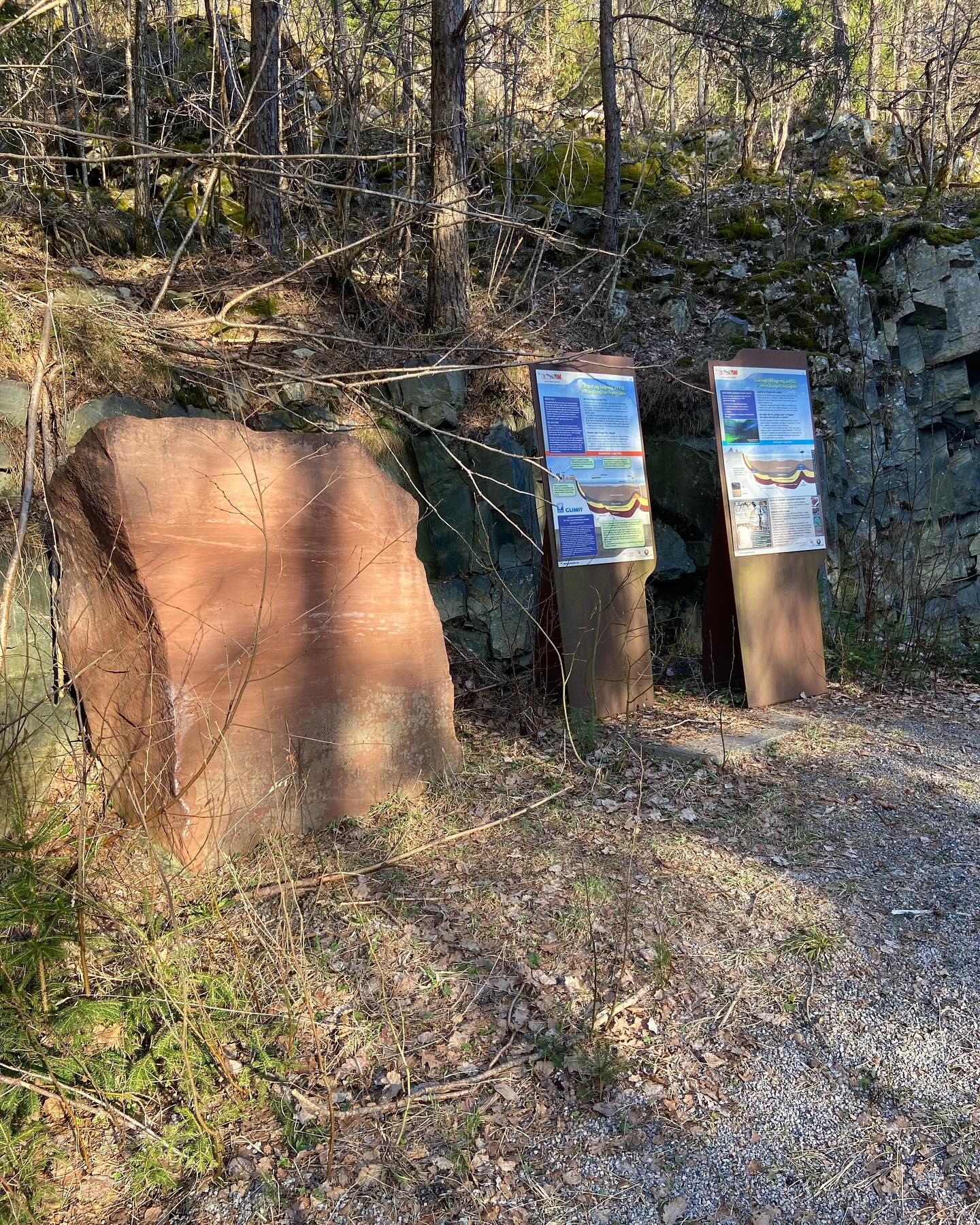 Fått noen spørsmål om hvordan kan man lagre CO2 i sandstein. I Valleråsen, på vegen opp til vannverket i Porsgrunn finner dere både sandstein og info om fangst og lagring av CO2.
#unescoglobalgeopark #visittelemark #visitgrenland #klimaendringer #carbonfootprint