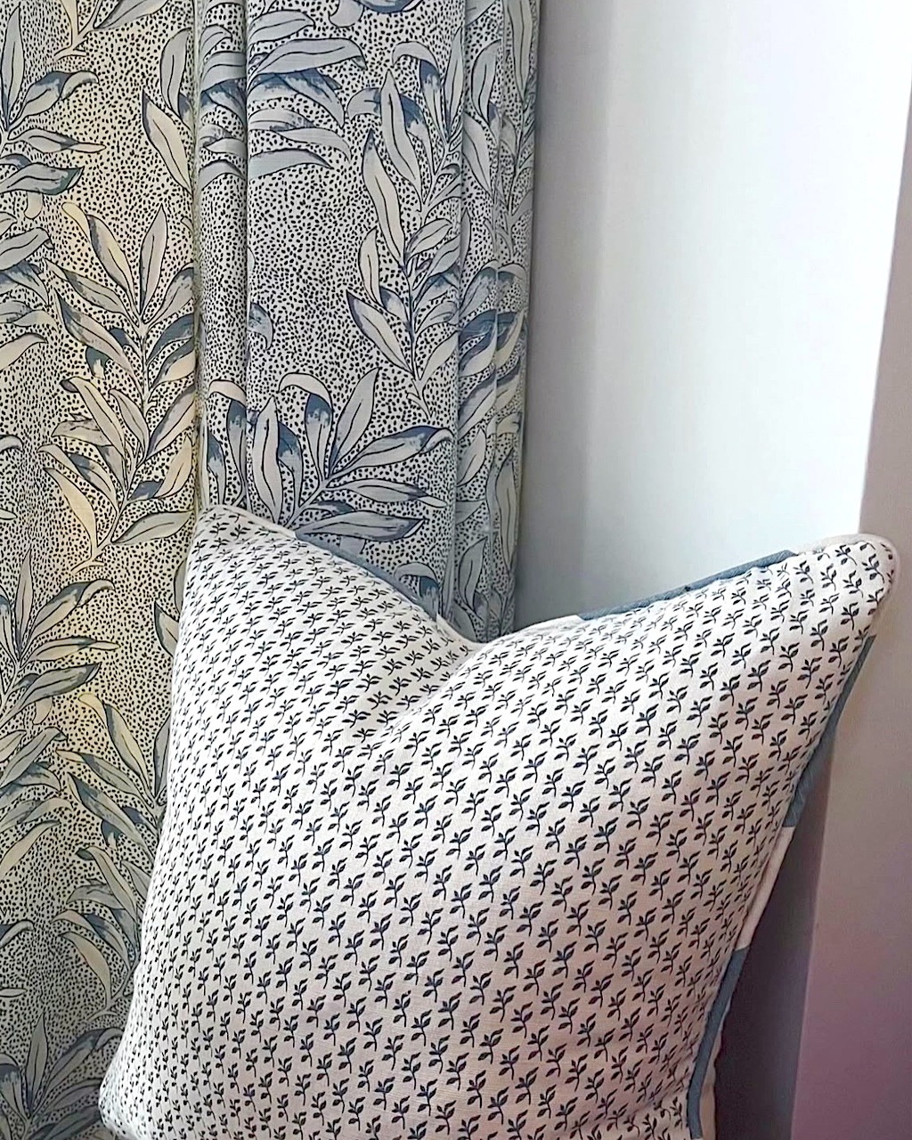 No Monday blues over here. š
curtains - Salix in dusk
cushion - Little Leaf in dusk
#mondayblues #bluefabrics #printedfabric #botanicalprint #pattern #clovellycloth #patternonpattern #curtainfabric #cushion #floralfabric