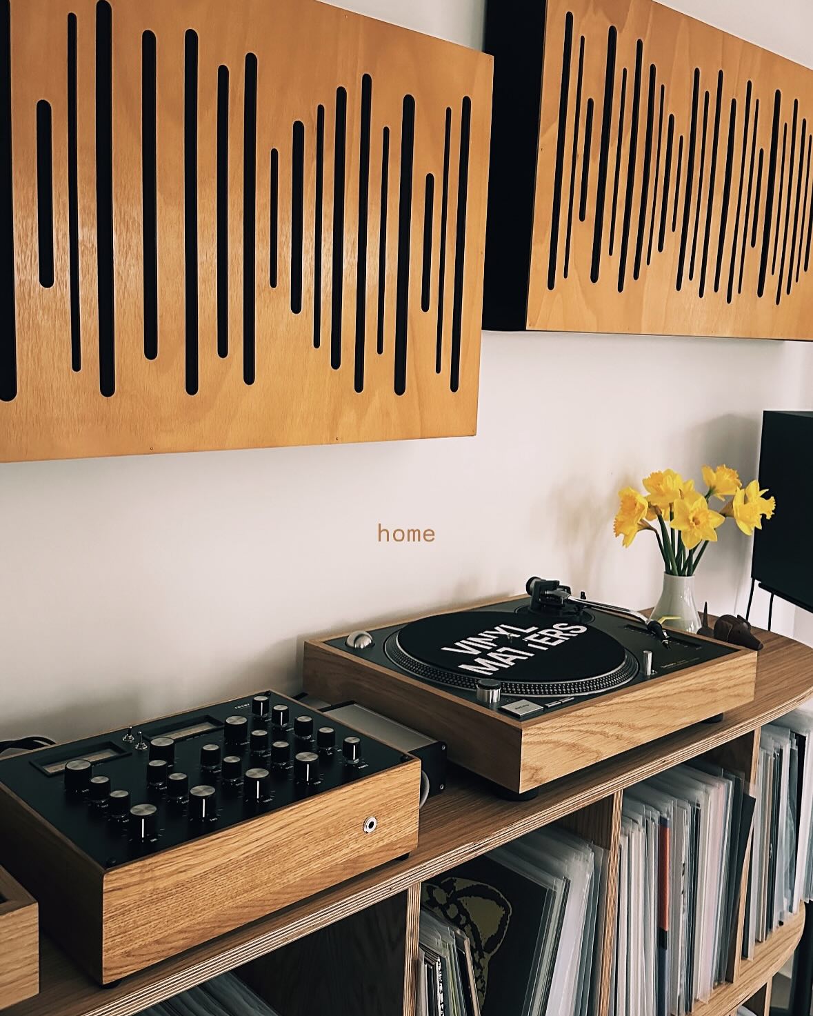 Can’t get enough of that spring sunshine 💿☀️
Setup by @bonjourben
👉🏼 Follow @doyouspin for more
👉🏼 Follow @doyouspin for more
👉🏼 Follow @doyouspin for more
DM for submission & Email for promotion 📩
#rotarymixer #technics #djsetup #vinyldj #rominimal #classicdj #classicmixer #boutiqemixer #hifi #audiophile #hifidj #djlife #vinyljunkie #vinyladdict #technics1210 #sl1200 #doyouspin #djdesk #djbooth #listeningbar #recordstore #vinylonly #djculture