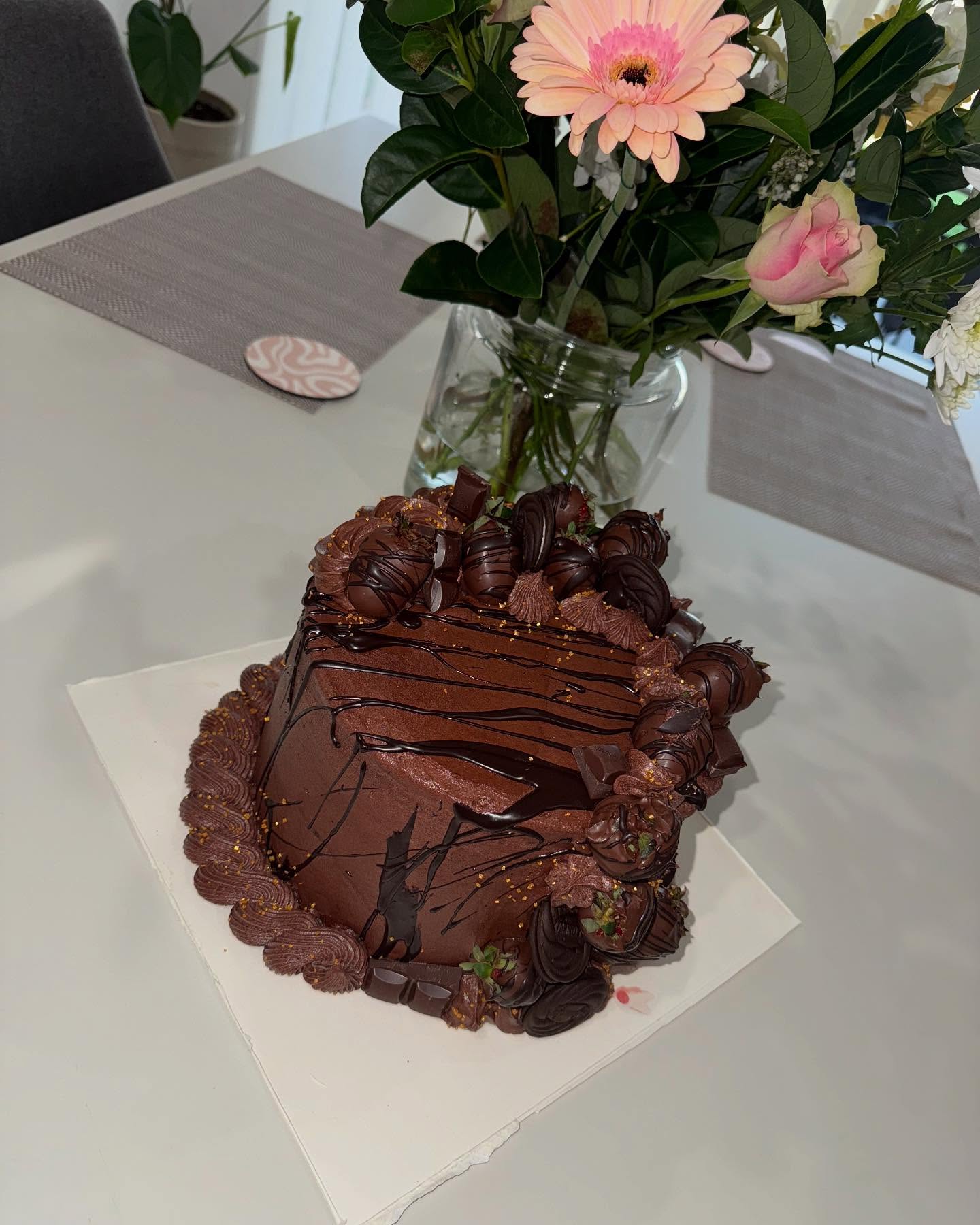 🎉🎂 Celebrate in chocolatey style with Tessie’s Treats!
Introducing our show-stopping birthday cake – a decadent dark chocolate mud cake with rich chocolate ganache, adorned with vintage piped chocolate buttercream, chocolate-covered strawberries, chocolate biscuits, and golden glitter! 🍫✨
It’s a birthday dream come true, and the best part? It’s completely gluten, lactose, and nut-free, so everyone can join in the sweet celebration! 🎈🎉
Direct message or email for your upcoming or future events to ensure your treats are as sweet and decadent as yourselves!! 🫶🏼🤍✨