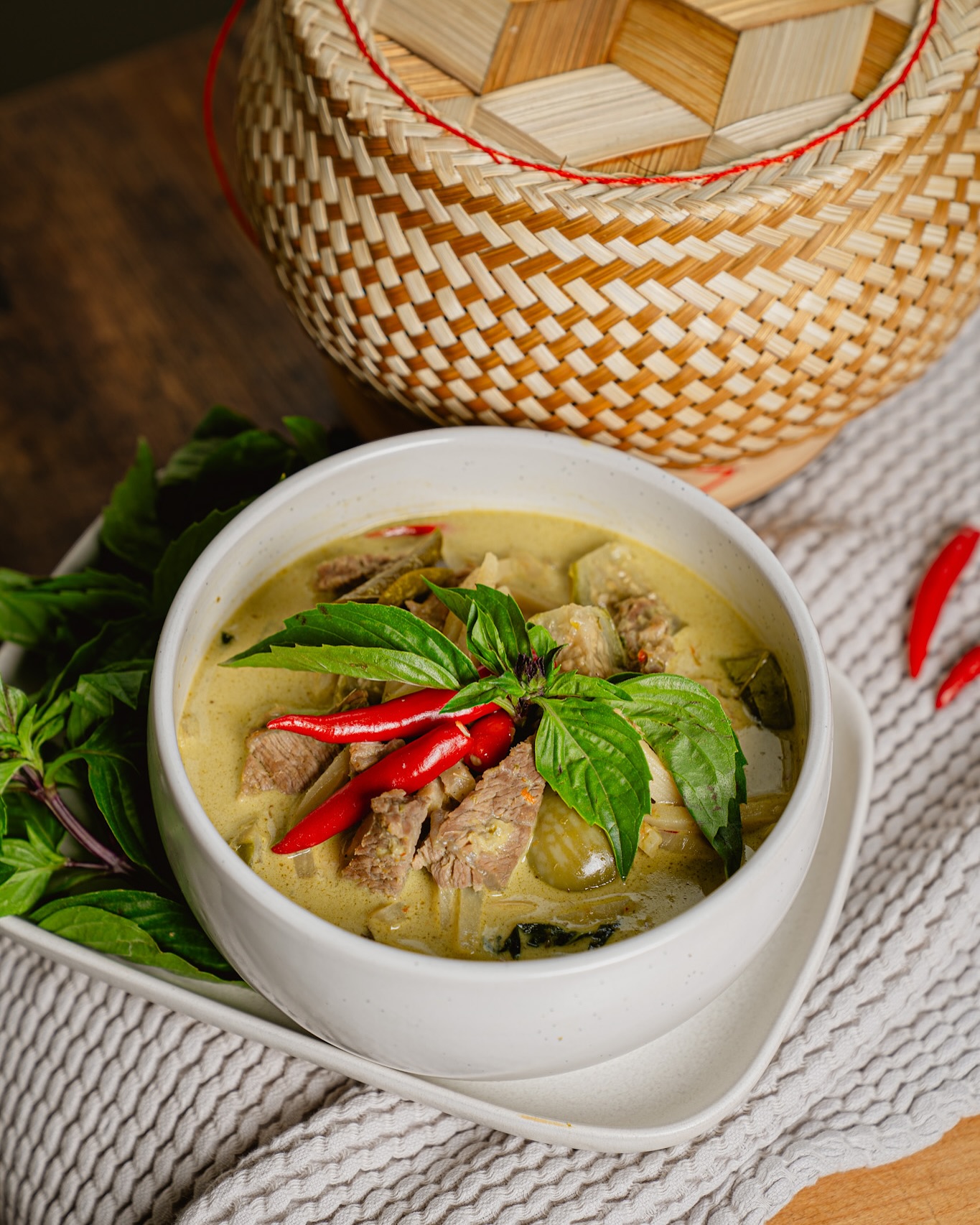 Calling all noodles fans and curry lovers! Our 10+ Thai menus are causing a stir-fry in Fraser and King Edward. Whether you're team spicy or team mild, we've got a dish that'll make you go "Aroy mak mak!" (That's "very delicious" in Thai). Don't forget to wash it down with our tangy tamarind juice. Let's get this feast started! 🍲🎉
🧡 Open daily 9am - 8pm. Delivery around Vancouver. DM to order! 🧡