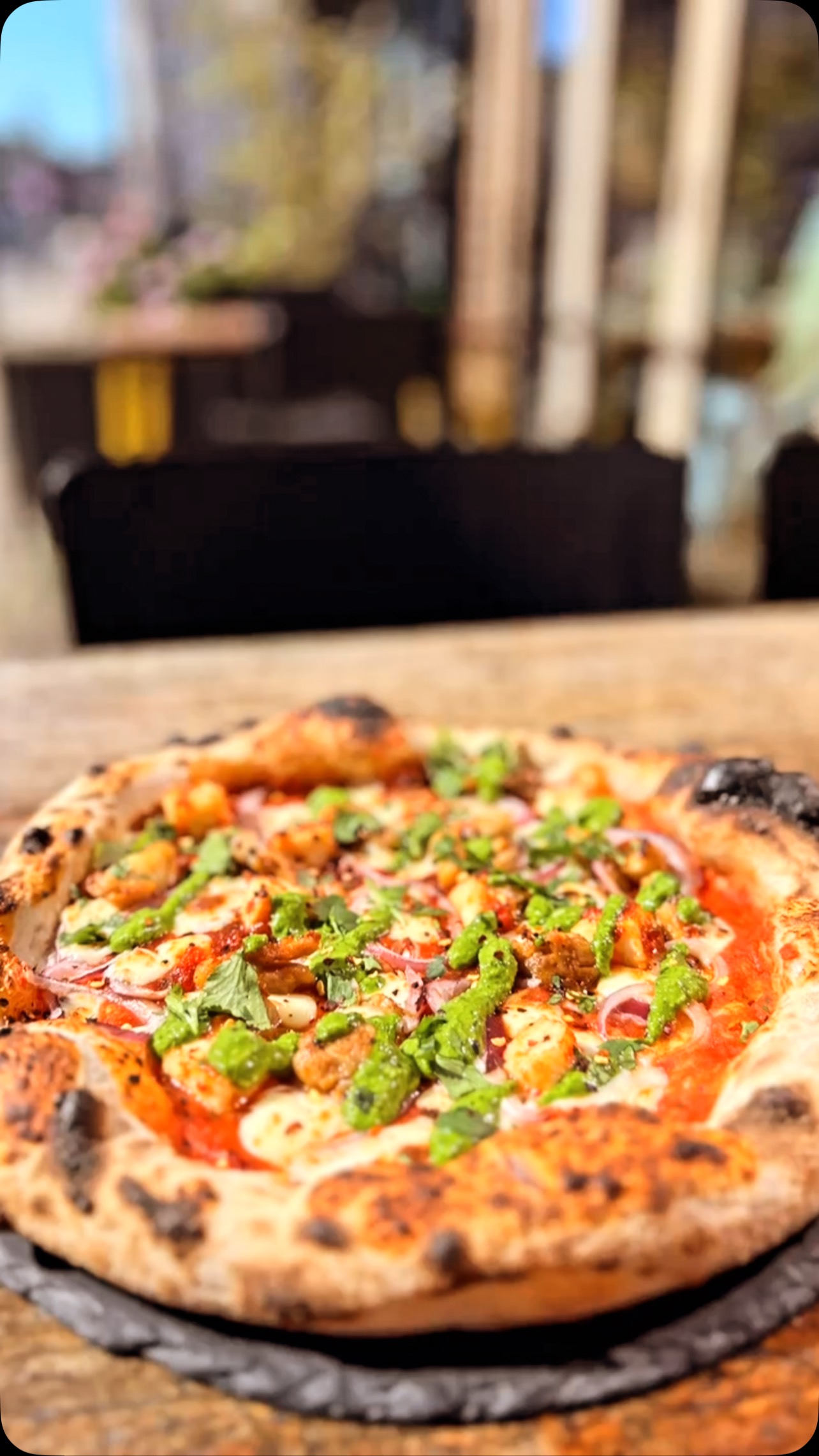 April specials
Pollo pestare
Tomato sauce, mozzarella, roasted chicken thigh, halloumi marinated in chilli jam, red onion, wild garlic pesto drizzle, dried chilli flakes, corriander
Selvaggia
Tomato sauce, mozzarella, halloumi marinated in chilli jam, red onion, wild garlic pesto drizzle, dried chilli flakes, corriander
Primavera (vgn)
Tomato sauce, vegan cheese, mixed wild mushrooms, halloumi marinated in chilli jam, red onion, wild garlic pesto drizzle, dried chilli flakes, corriander