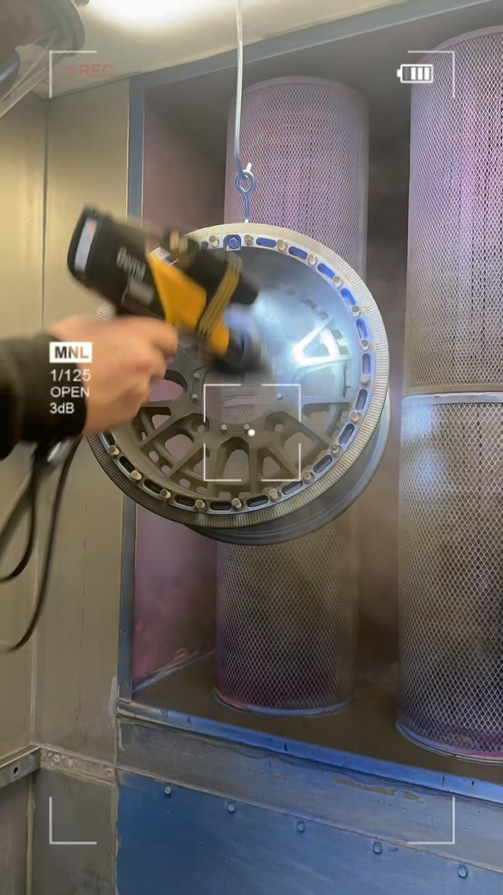 Here we are doing some sweet two tone utv wheels! We got illusion smurf and gloss black on these bad boys!! They came out 🔥🔥🔥 #prismaticpowders #prismatic #illusion #illusionsmurf #glossblack @coatingsbycoates tools making it a breeze as always!