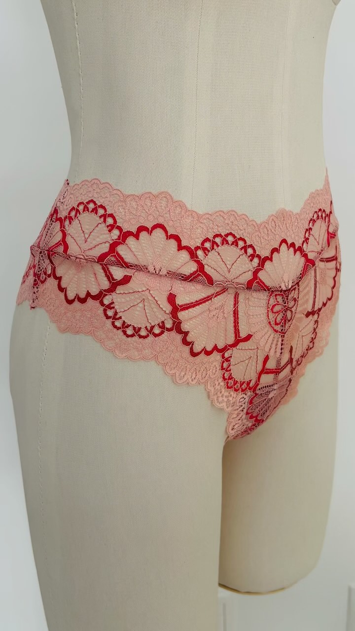 I love lace panties, especially when the scalloped edges are the highlight 💕
These are the Daisy Panties, easy to sew and super comfy to wear! ✂️🪡
#sewingpattern #sewingproject #sewinglingerie