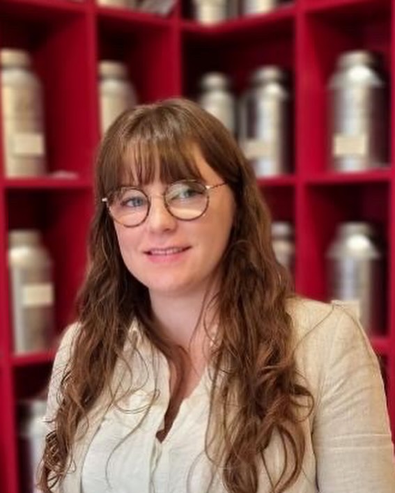 JE VOUS PRÉSENTE… LÉA ! 🫖🍃
La boutique fêtera bientôt ses 6 ans et il m’aura fallu toutes ces années pour trouver la perle rare qui va venir travailler avec moi à la boutique !
Léa a 28 ans, elle est réflexologue et energeticienne.
Passionnée et grande connaisseuse de thé, elle a lancé récemment son site de vente en ligne de vaisselle vintage pour les amoureux de thé et de café.
Douce, à l’écoute, souriante et attentionnée elle vous accueillera à la boutique les samedis à compter du 5 avril. Je serai à la boutique environ un samedi par mois.
Nous vous préparons de petites surprises dans les semaines qui viennent et me réjouis que vous fassiez bientôt sa connaissance !!!
@lestassesdelea
@un.moment.the
@leaa_go