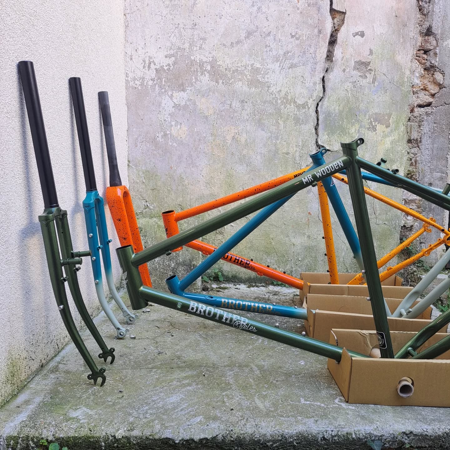 Les demandes de montages à la carte sont de plus en plus fréquentes au magasin, je vous en remercie !
L'assemblage de vélos personnalisés est l'une des activités que je préfère parmis tout ce que je fais en boutique.
Il s'agit de créer un vélo unique pour vous. De trouver le bon compromis envie/usage/budget/goûts.
Ça n'est pas simple, mais c'est ce qui donne tout le sens à mon métier !
Voici le dernier arrivage de kits cadres @brothercycles ✨️
De la randonneuse au gravel sportif, ces cadres sont d'excellentes bases pour réaliser vos montages les plus zinzins 🫣😇
Vélos personnalisé prêts à rouler à partir de 1499€
#custombike #gravelframe #steelbike #steelframe #pourmonvelo #alacarte #verriereslebuisson