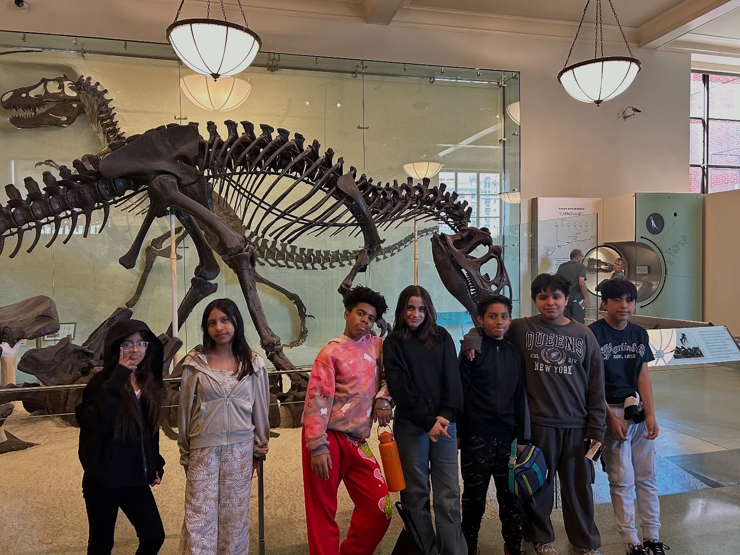 Today, the 6th grade explored the American Natural History Museum in order investigate some environmental patterns of different North American landscapes. (we also had time to see the dinosaurs because they’re always a hit) ☁️🦖🧐 #amnh #UAschool