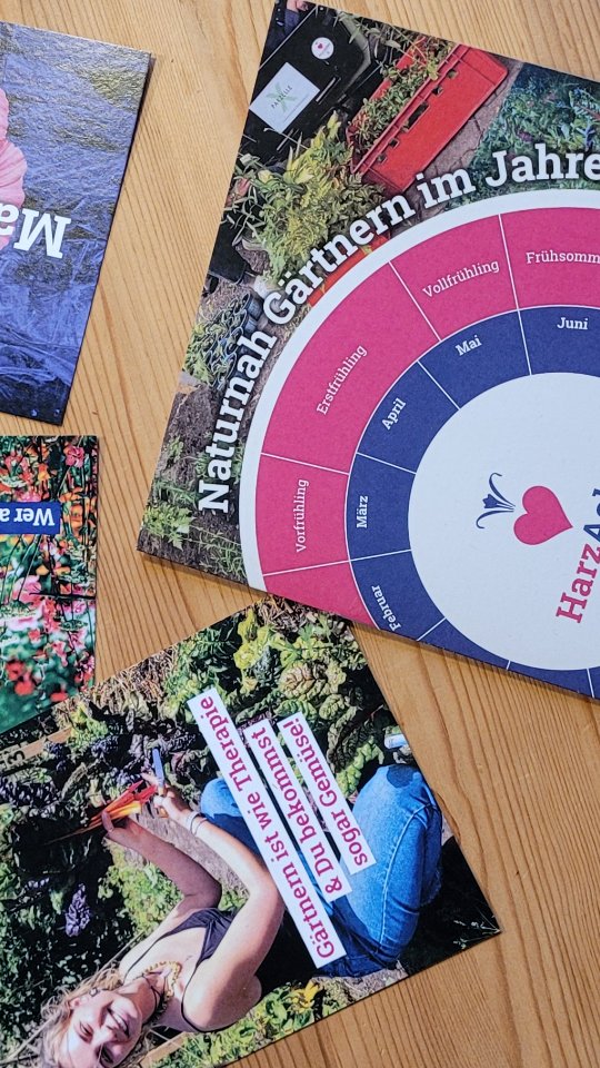 🌿📖Dein Garten-Guide fürs ganze Jahr! 🌱✨️
Du willst wissen, wann die beste Zeit zum Tomaten aussäen ist? Welche Gartenarbeiten im April anstehen? Und welche kleinen Tricks das Gärtnern noch einfacher machen?
👉🏻 Dann ist unsere Broschüre "Naturnah Gärtnern im Jahresverlauf " genau das Richtige für Dich!
Hier findest du -ganz kompakt- Tipps und Ideen für jede Jahreszeit. Von der ersten Aussaat im Frühling bis zur Winterruhe deines Gartens. 🌼💚
Handlich und immer griffbereit!
Hol Dir Deinen persönlichen Gartenbegleiter und mach dein Gartenjahr noch erfolgreicher! 🥕🥬🌱
Die Broschüren findet ihr unter anderem hier:
📍QM Harzer Straße
Treptower Straße 23
12059 Berlin
📍endorphina Backkunst
Elsenstraße 52
12059 Berlin
📍Ko Kitchen
Harzer Straße 39
12059 Berlin
#HarzAcker #HarzAckerP25 #HarztalWildeRose #parzellex #pflanzdeinkiez #urbangardening #urbangardeningberlin #communitygardening #gemeinschaftsgarten #urbanfarming #baumscheiben #workshop #partizipation #kleingartenanlage #qmharzerstrasse #stadtnatur #umweltbildung #gesundeernährung #neukölln #harzerkiez #konsumfrei #gruen #senatsverwaltung #berlin