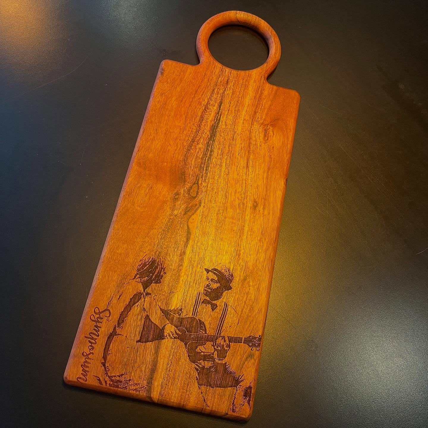 PERSONLIGE GAVER er det jeg allerhelst vil give mine kære♥️ Har du det mon lige sådan?
Hos @gallerifisker kommer du tæt på designprocessen, og er selv med til at udvælge det bedst egnede motiv til gravering, vælge tekst etc. Det er også muligt at selv skaffe det man ønsker gravering på, og så kun betale for selve graveringen.
Her er det et fantastisk bryllupsbillede, som nu pryder dette lækre serverings bræt.
#personligegaver #personalgifts #engraving #gravering #lasercut #etmindeforlivet #customized #kærlighedsgaver