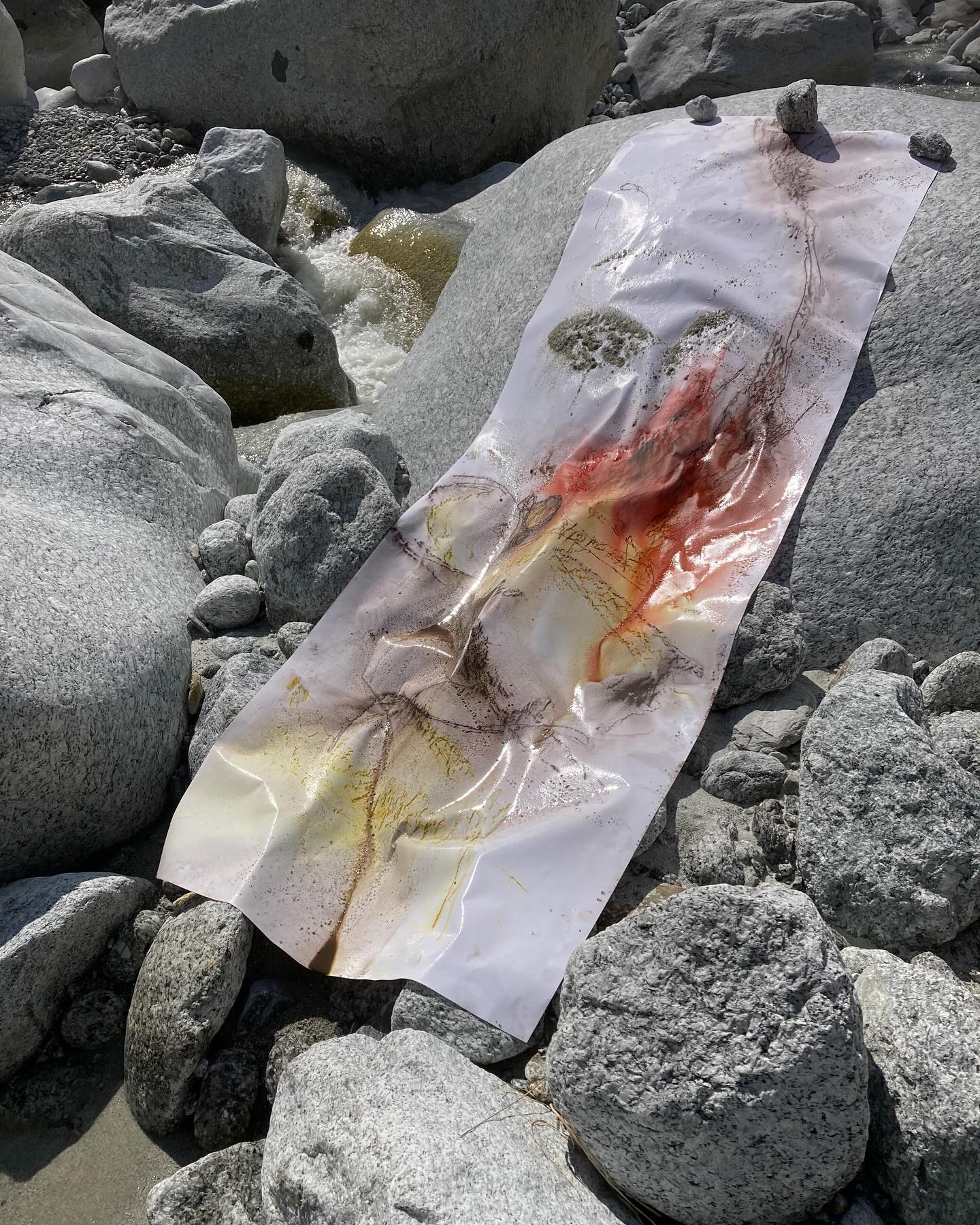 Plein air drawing with art graff in the river bed of the Arveyron. 2m length . Bit of a struggle with the size of paper, breeze and water flow!#pleinairartist#waterflow#chamonixmontblanc#contemporarylandscape