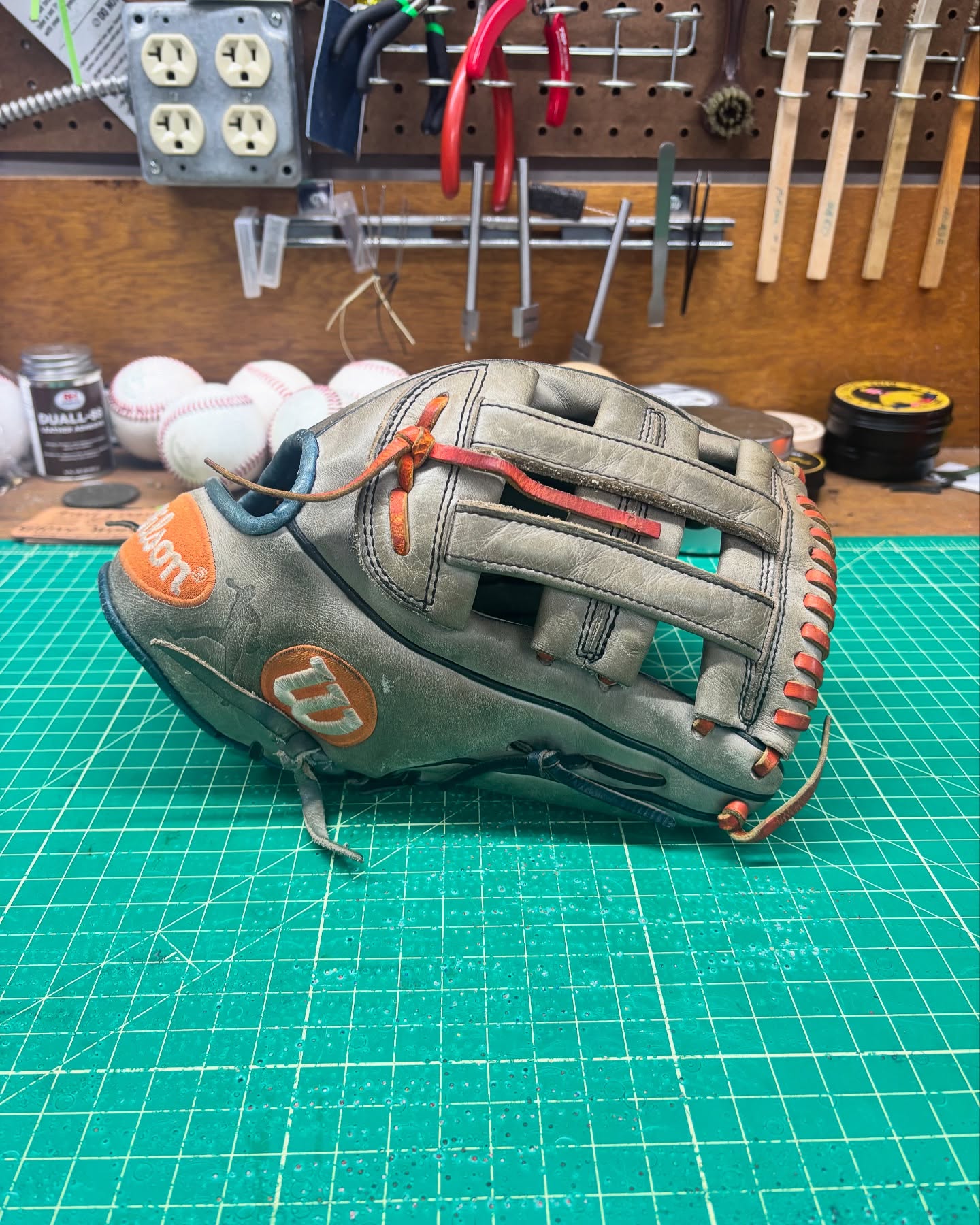 I’ve always wanted an OG DW5 Game Spec. This was the right price and @cumberland_leather brought it back from the trash pile. As always they did an amazing job replacing the hand stall, finger sleeves, binding, pinky loop and thumb loop. This is going to be an awesome gamer for me. If you have an old heirloom glove or just want to bring back the glory of your old game glove, they won’t disappoint.
#wilsona2k #wilson #davidwright #buyfastpitchgloves #flatbillbaseball #coloradoleatherbalm #makingyourglovegreatagain #relacedontreplace #relacednotreplaced #staygrassy