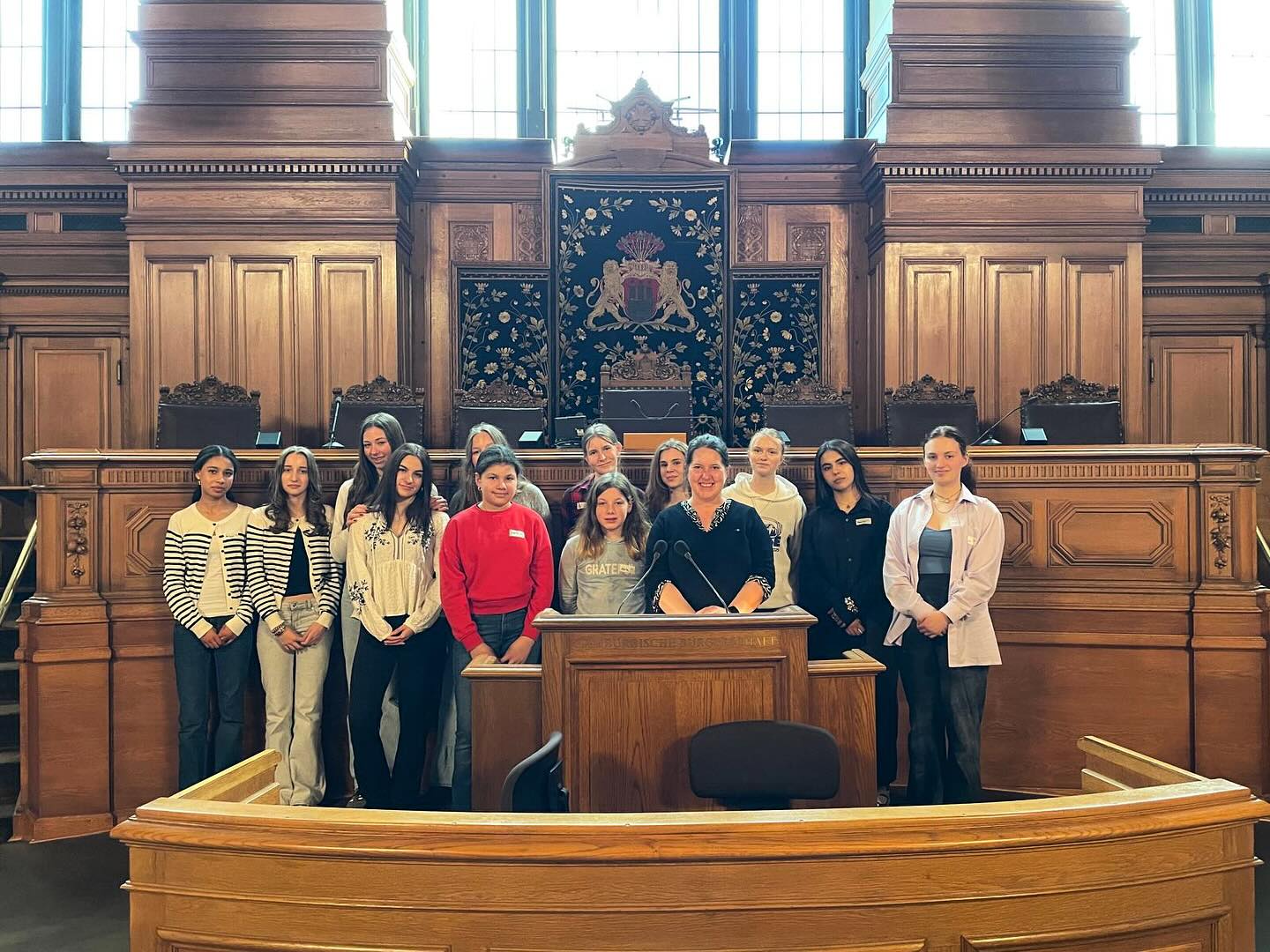 Heute war Zukunftstag und den durfte ich mit 12 jungen Frauen verbringen, die sich für die Arbeit von Politiker:innen interessieren. Los ging’s in Altona mit Franzbrötchen und einer Einführung zur Arbeit in der Bürgerschaft. Später dann viele interessante Gespräche und Anregungen beim Mittagessen und einer Rallye durch Rathaus. Gemeinsam haben wir die meisten Punkte gesammelt und nebenbei noch viele Fragen geklärt. Das hat mir sehr viel Spaß gemacht. Vielen Dank für Euer Interesse heute und hoffentlich bis ganz bald!