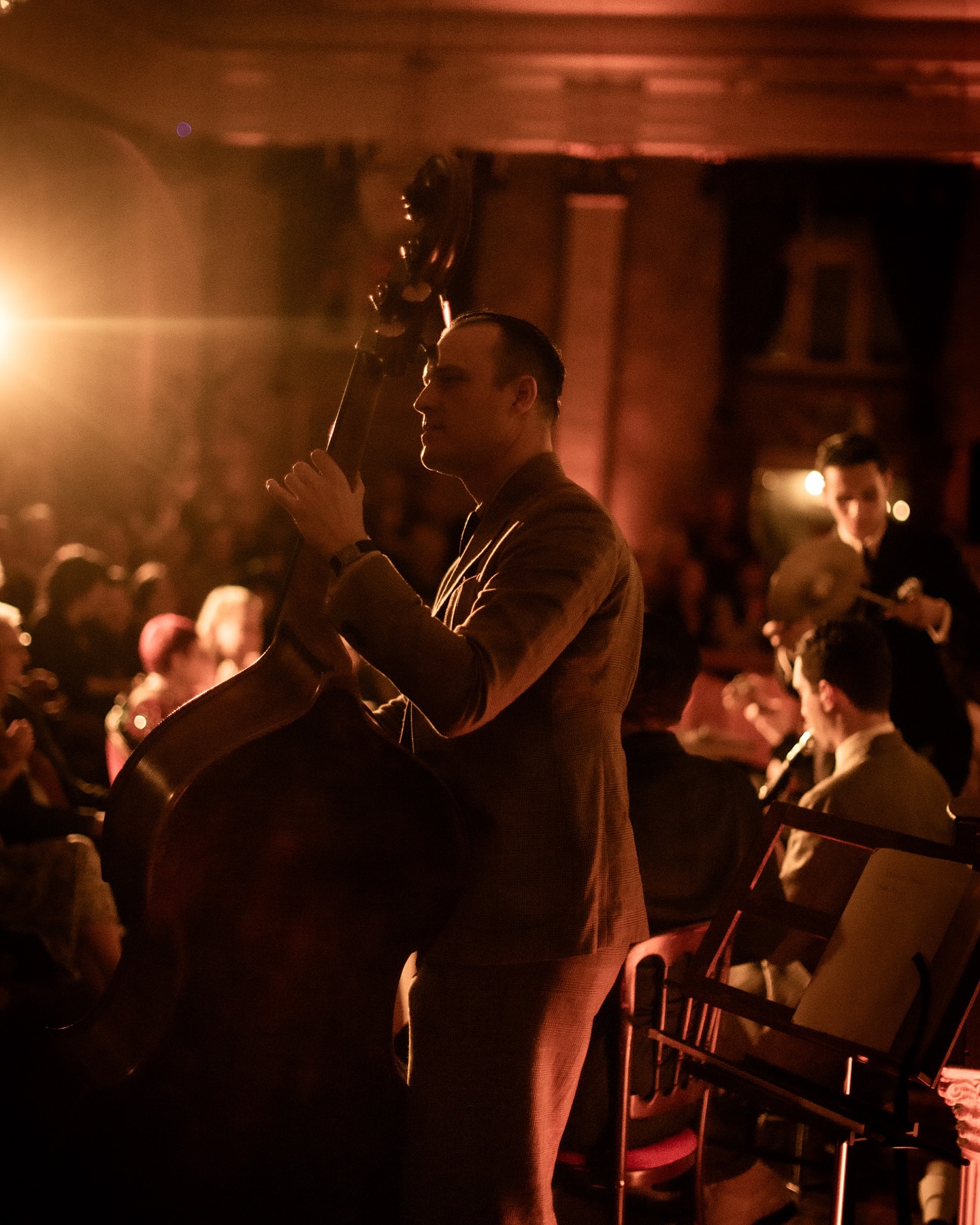 Last Sunday after very busy days and not much sleep with The Swingin‘ Hermlins at Ballhaus Wedding. Photos by @uwehauth
@theswinginhermlins
@daveetheewave
@danielduspiwa
@lorenzobaldasso
#1930s #1940s #bass #retro, #vintage #swing #dance #swingdance #theswinginhermlins #vintagefashion #doublebass #gutstrings #oldtimes, #vintageberlin #ballhauswedding #davidhermlin #music #joy #tradjazz #olddays #maltetoenissen