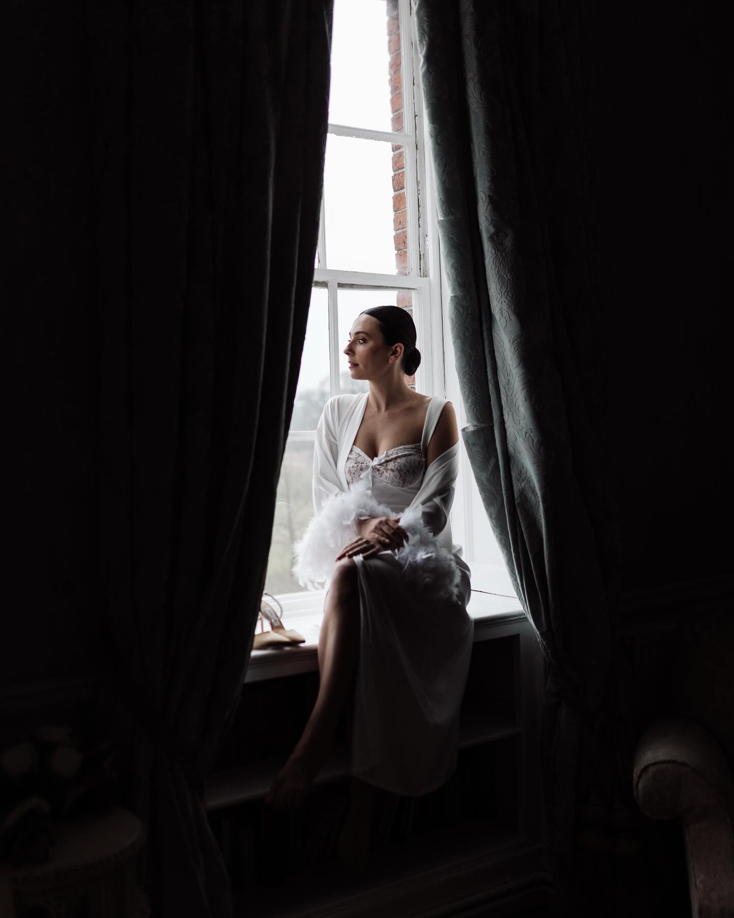 Getting ready in the most stunning of settings 🤍
Enquire now for your 2026/2027 date 💌
Planning @myprettiestworkshops
Florist and Stylist @myprettiesuk
Venue @norwoodng25
Bridal shop @chloejanebridalwear
Dress designer @jennyyoonyc
MUA @nataliekatemua
Hair Stylist @hairbytosetti
Menswear @fallenherostore
Stationery @graystarlingstudio
Shoes @jimmychoo
On the day assistant @thedot.digital
Cake @pinkpeppercorncakes
Harpest @stephanieharpist
Content creator BTS @contentbylaurenc
Veils and accessories @theveilatelieruk
Bridal robe @wildheartboudoirandboutique
Earrings @maisonsabben
Linen @special_occasion_linen
Model’s elliedeacs & @lucybunnysmith
-
www.oliviaamyphotography.com
-
-
#yorkphotographer #yorkphotography #ukphotographer #wedding #weddingphotographer #weddingphotography #blacktie #ukweddingphotographer #yorkweddingphotographer #yorkshireweddingvenue #yorkshireweddingphotographer #ukweddingphotography #luxuryweddingphotographer