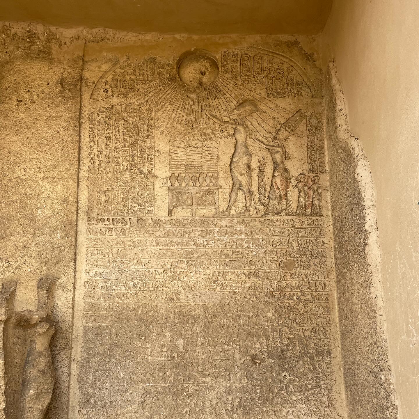 The destination this morning: the city of
Tell El Amarna, city of the pharaoh Achnaton/Akhenaten and Nefertiti, dedicated to the God of the sun: Aten. This was the capital of Egypt for a short period (1352-1336 BC) and is the best preserved pharaonic city.
Akhenaten brought monotheism. Instead of worshipping the different gods he turned to one God, the god of the sun. The sun gives us warmth, a life force represented by the ankh-symbol. We visited the Royal Tombs as well as the tombs of some prominent people of that time. (You also see some pictures from the second location we visited: ‘Tuna El Gebel’.)