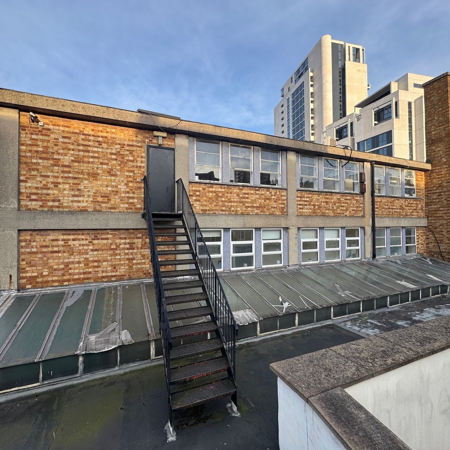 New Instruction!!
Self Contained Office Suites
3-4 Wells Terrace, Unit A-D, Finsbury Park, N4 3JU
Comprises Four Self Contained Office Suites arranged on the second floor. Each Suite is arranged in clear space benefiting from excellent natural light, wooden flooring, air conditioning and suspended ceilings. The premises are served by communal toilets and Kitchen facility.
164-1,405 Sqft (15.2-130.53 Sqm)
To Let
