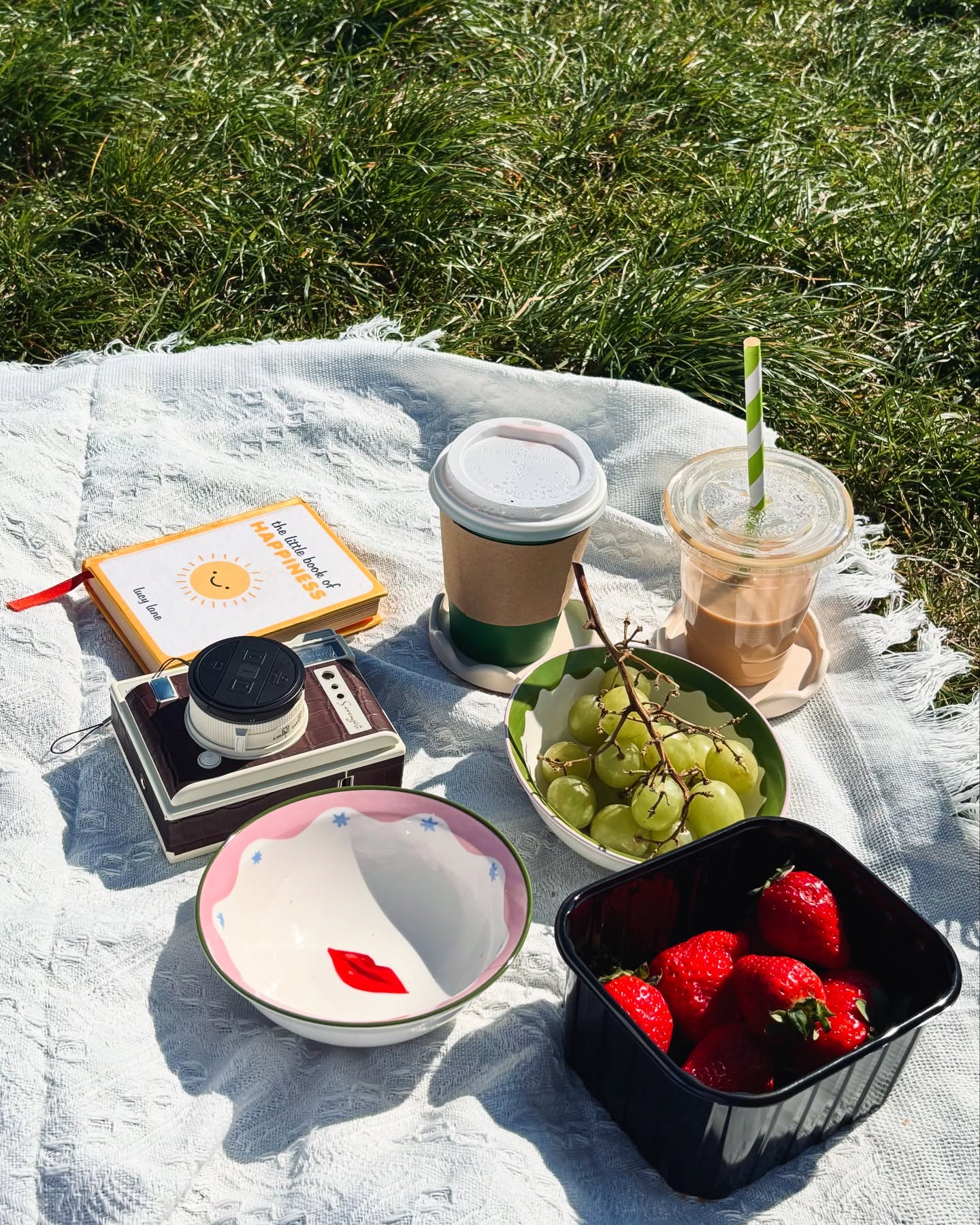 It’s that time of the year again☀️ Grab your favorite nibbles, catch up with your friends, and make the most of these golden days 🕶️👒
Featuring:
✨ Eleanor Bowmer Sun & Lips Tapas Bowl (Set of 2)
✨ Amanitas Flur Coasters | Sandstone (Set of 2)