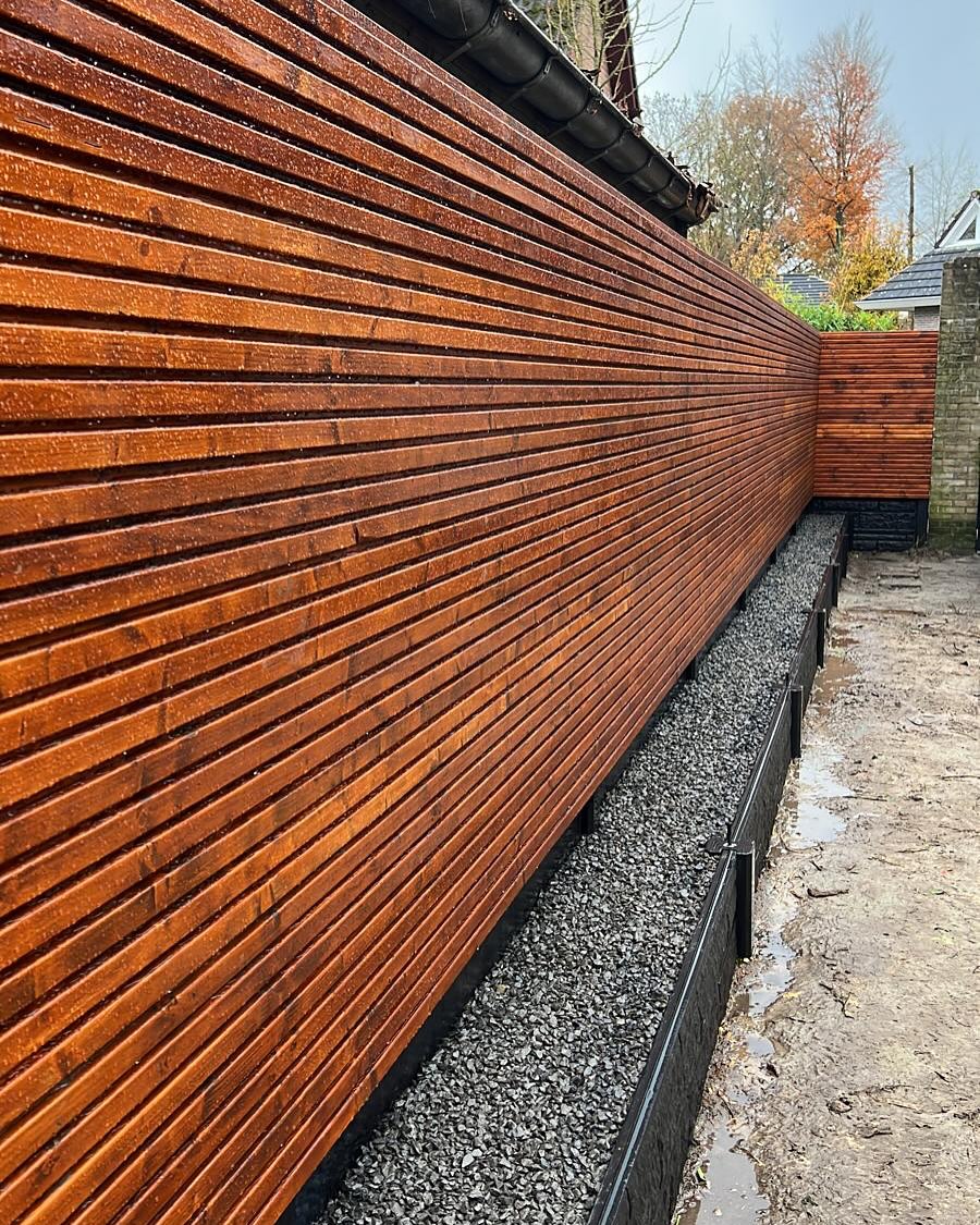 Schutting met smalle latjes is dé trend van dit moment. Deze moderne keuze zorgt voor een stijlvolle uitstraling en biedt extra privacy. Laat u inspireren voor uw tuin!