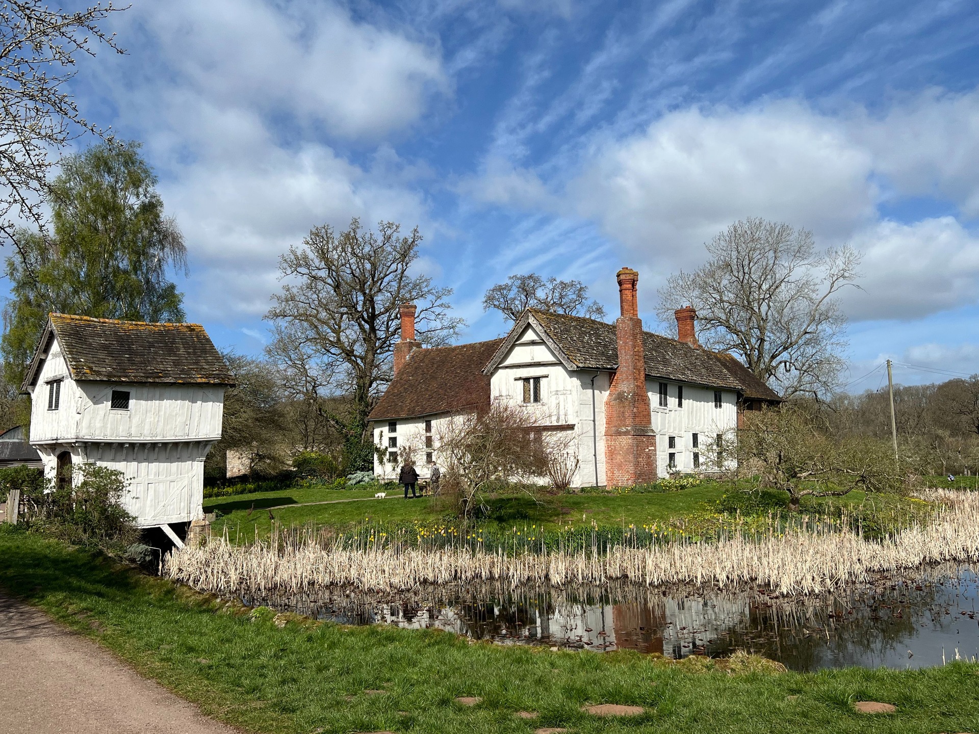 Springtime at Brockhampton....
The house is 600 years old!
#nationaltrust #countryliving #englishcountryside #photosofbritain #visitbritain #scenicbritain #capturingbritain #visitengland #england #loveengland #historichouses