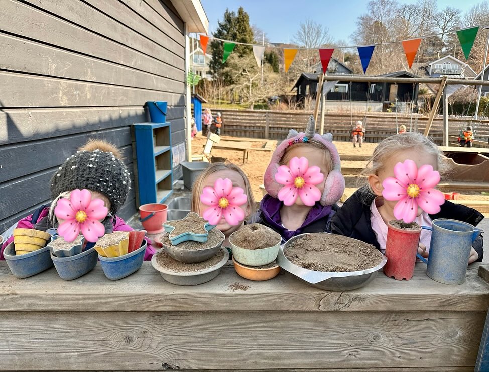 Våfflor, solsken och mellanmål i växthuset - då vet man att våren är här 🌷.
#föräldrakooperativethedenhös #förskola #förskolaikungsbacka #kullavik