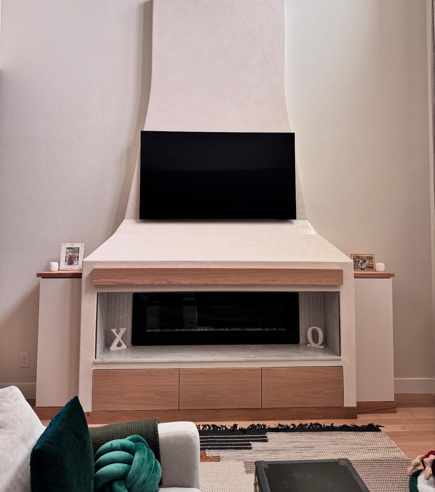 Gorgeous Fireplace paired with white oak drawers for ultimate family entertainment storage📺🧩
-
-
-
#zapatacustomcabinets #whiteoak #custommade #smallbusinessowner #dallasfortworth #venetianplaster